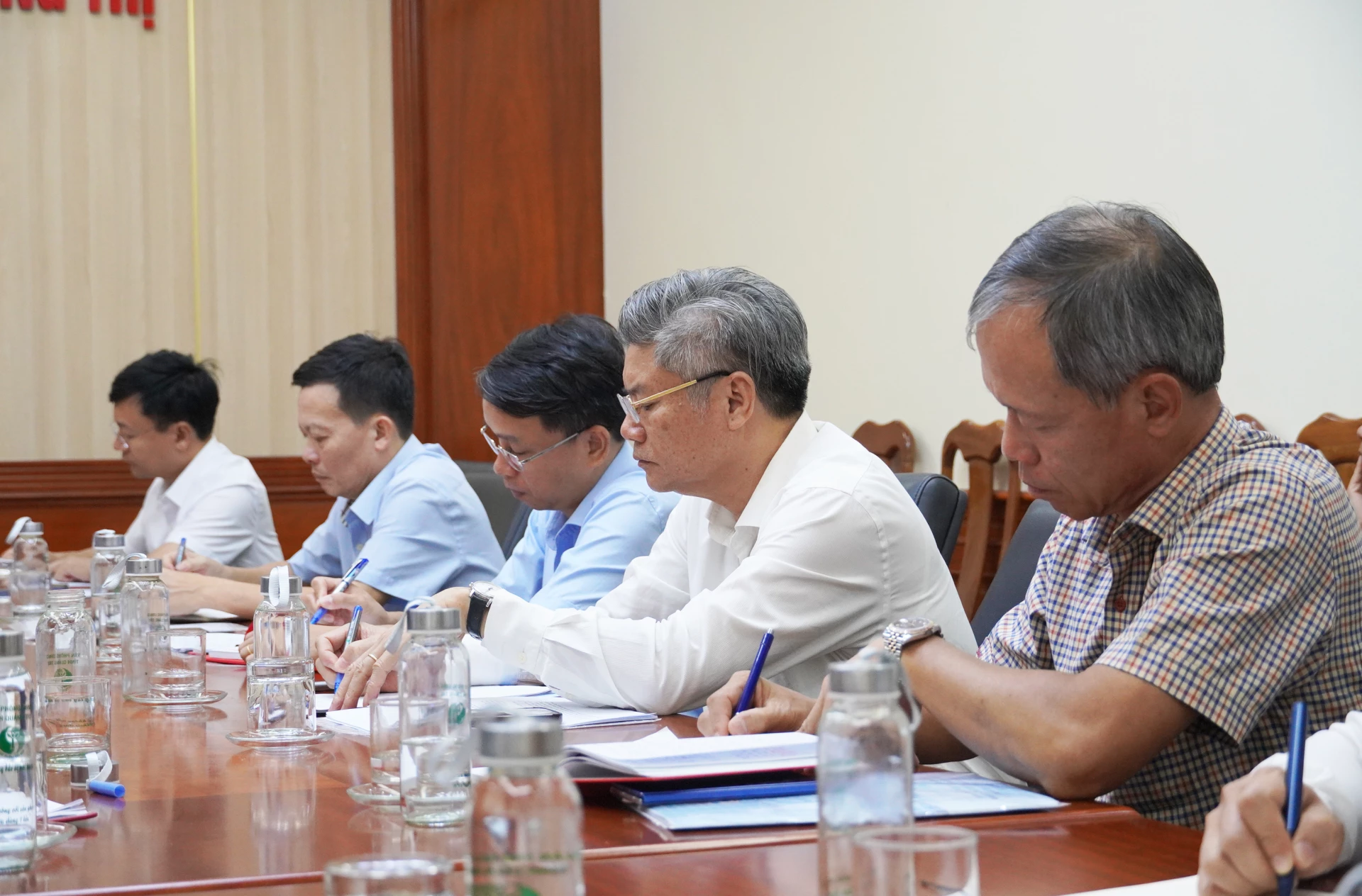 Các đại biểu tham dự cuộc họp - Ảnh X.P