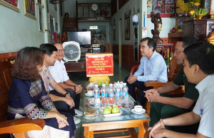 Đồng chí Trưởng ban Tổ chức Tỉnh ủy thăm, tặng quà gia đình chính sách