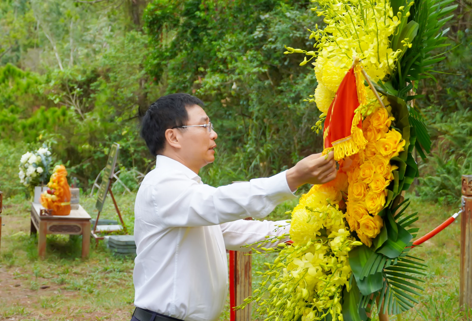 Đồng chí Nguyễn Văn Thắng, Phó Thủ tướng Chính phủ dâng hoa tri ân Đại tướng Võ Nguyên Giáp - Ảnh: N.H