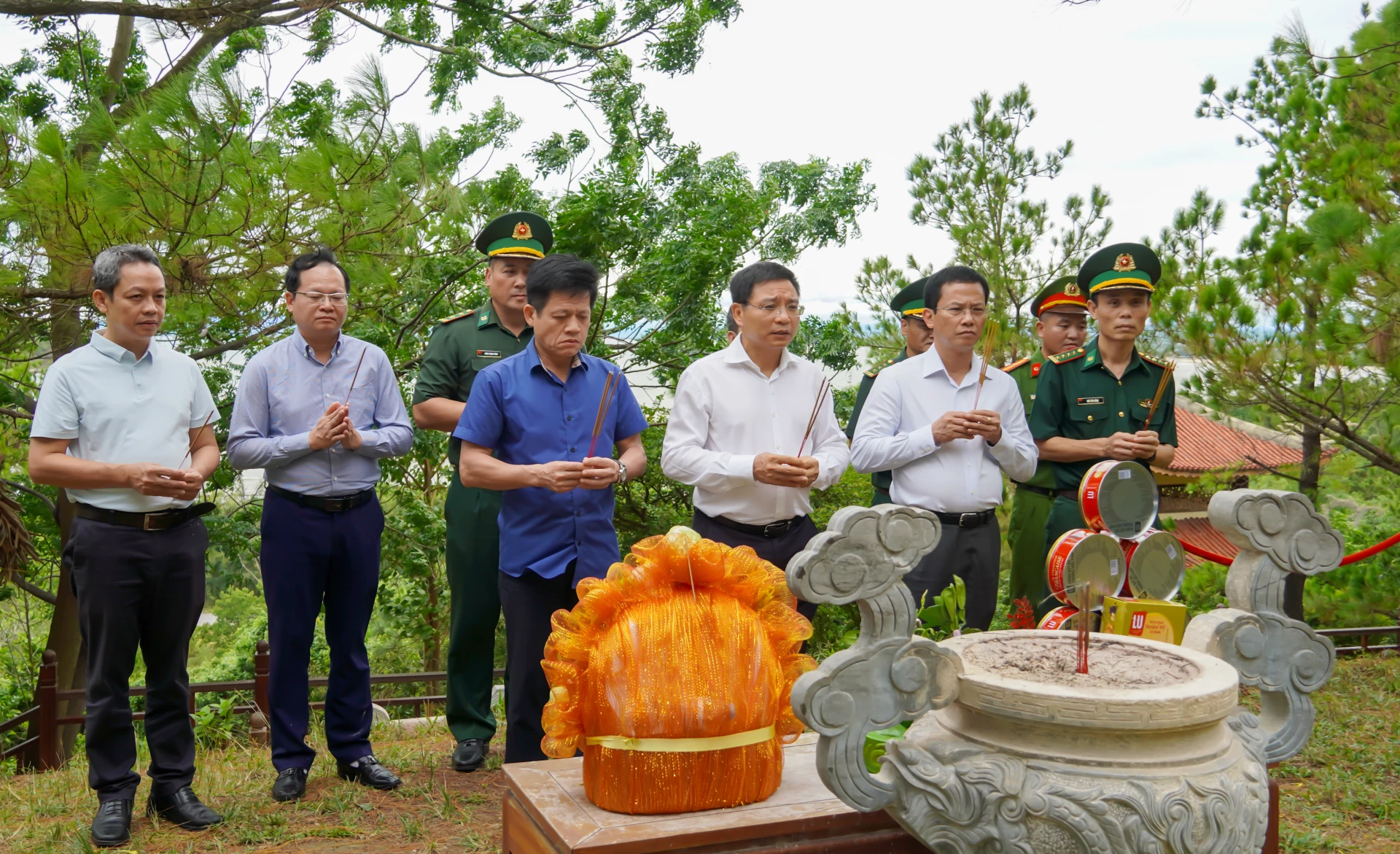 Đồng chí Nguyễn Văn Thắng, Phó Thủ tướng Chính phủ dâng hương tưởng niệm Đại tướng Võ Nguyên Giáp - Ảnh: N.H