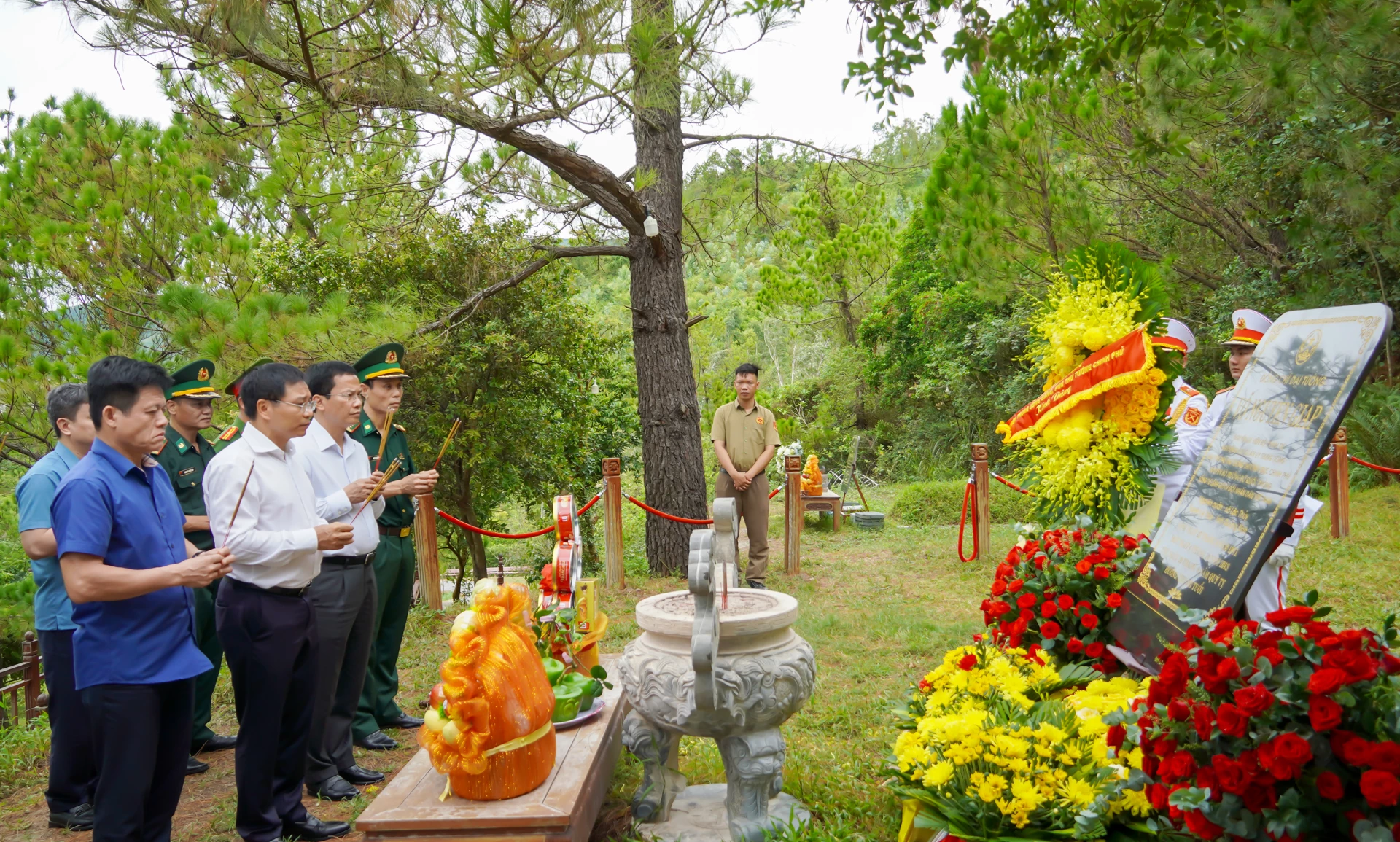 Đồng chí Nguyễn Văn Thắng, Phó Thủ tướng Chính phủ dâng hương tưởng niệm Đại tướng Võ Nguyên Giáp - Ảnh: N.H