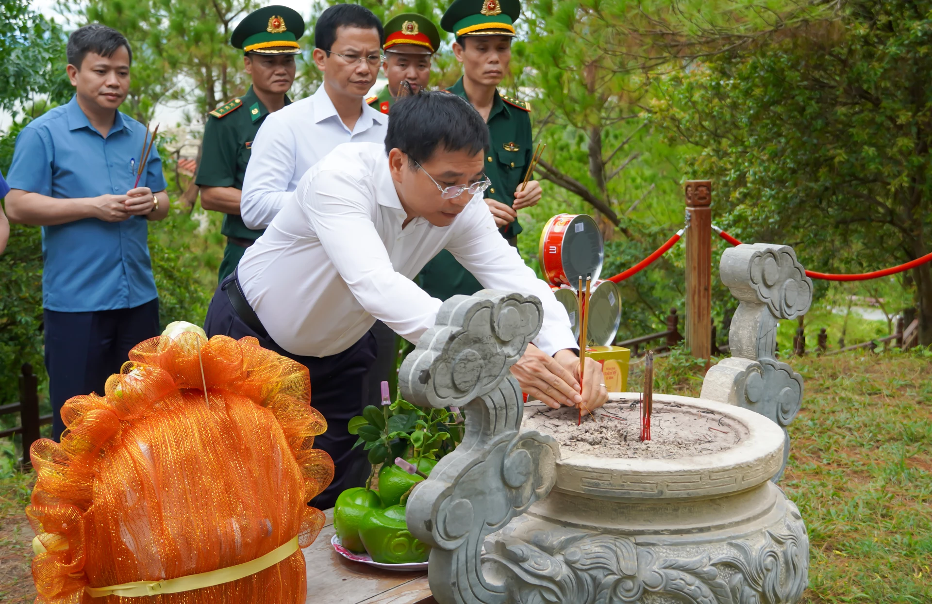 Đồng chí Nguyễn Văn Thắng, Phó Thủ tướng Chính phủ dâng hương tưởng niệm Đại tướng Võ Nguyên Giáp - Ảnh: N.H