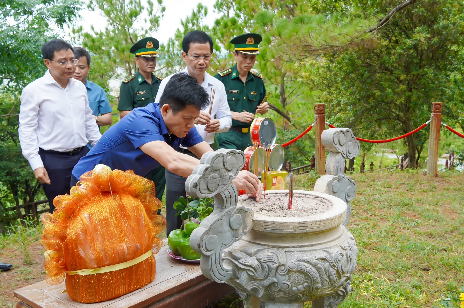 Đồng chí Lê Văn Bảo, Ủy viên Ban Thường vụ Tỉnh ủy, Phó Chủ tịch UBND tỉnh dâng hương tưởng niệm Đại tướng Võ Nguyên Giáp - Ảnh: N.H.