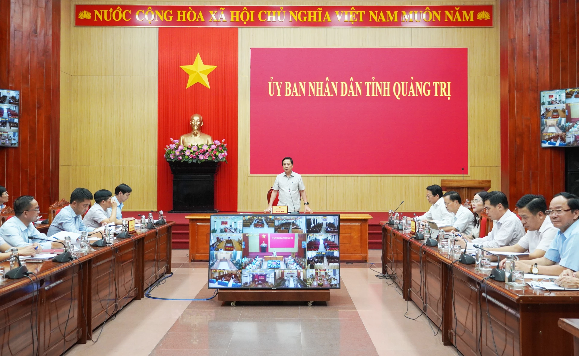 Ảnh:

Đồng chí Phó Chủ tịch Thường trực UBND tỉnh Hoàng Nam phát biểu tại cuộc họp - Ảnh: X.P

Đại diện các sở ngành đề xuất giải pháp xử lý cở nhà, đất dôi dư - Ảnh: X.P