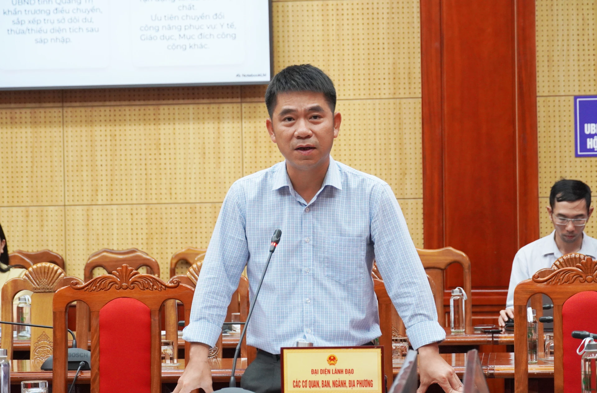 Đại diện các sở ngành đề xuất giải pháp xử lý cở nhà, đất dôi dư - Ảnh: X.P