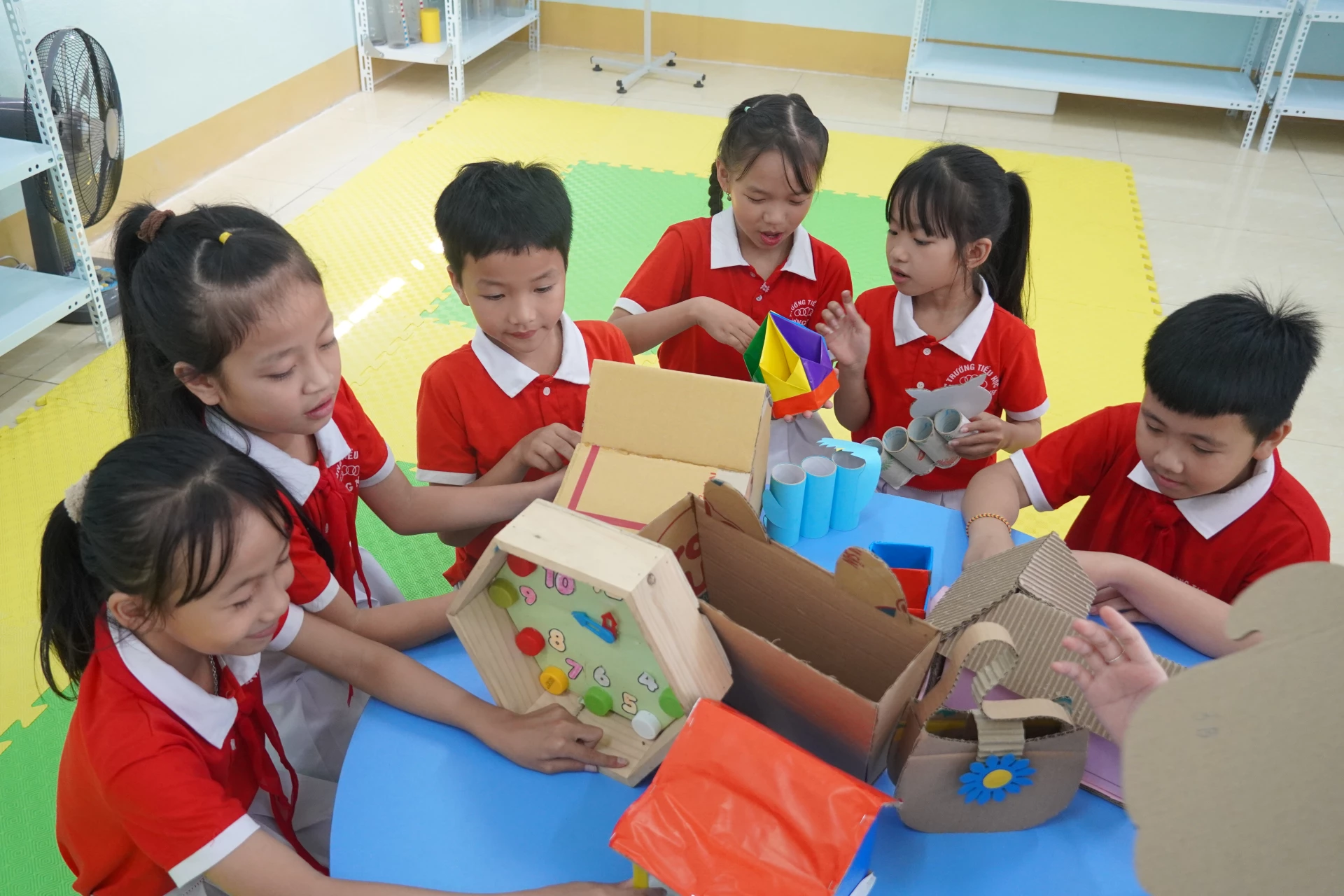 Học sinh tích cực tham gia hoạt động trải nghiệm trong trường học - Ảnh: Nh.V