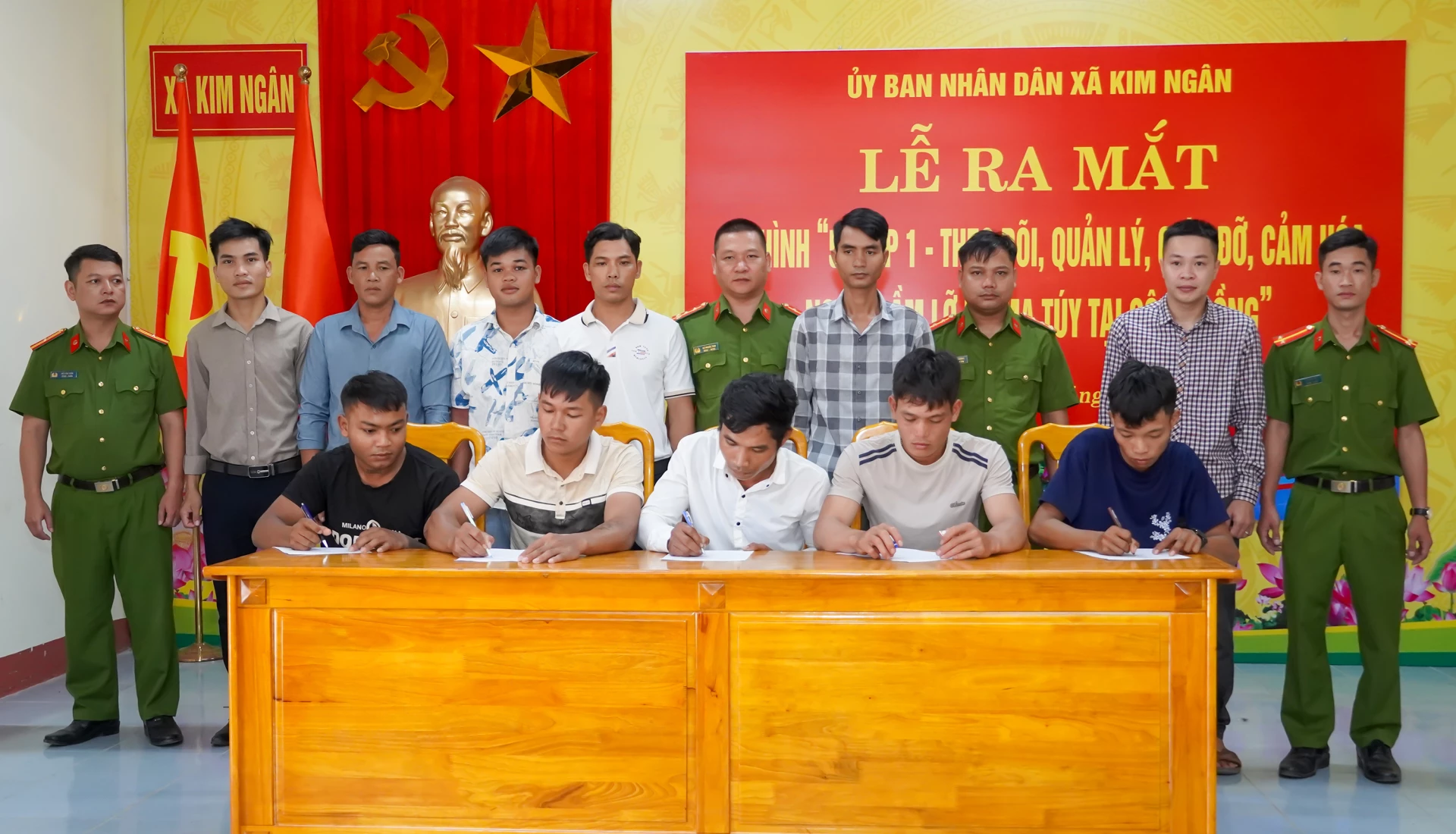 Người lầm lỡ do ma túy tại xã Kim Ngân ký cam kết phối hợp thực hiện mô hình “5 giúp 1” - Ảnh: N.H