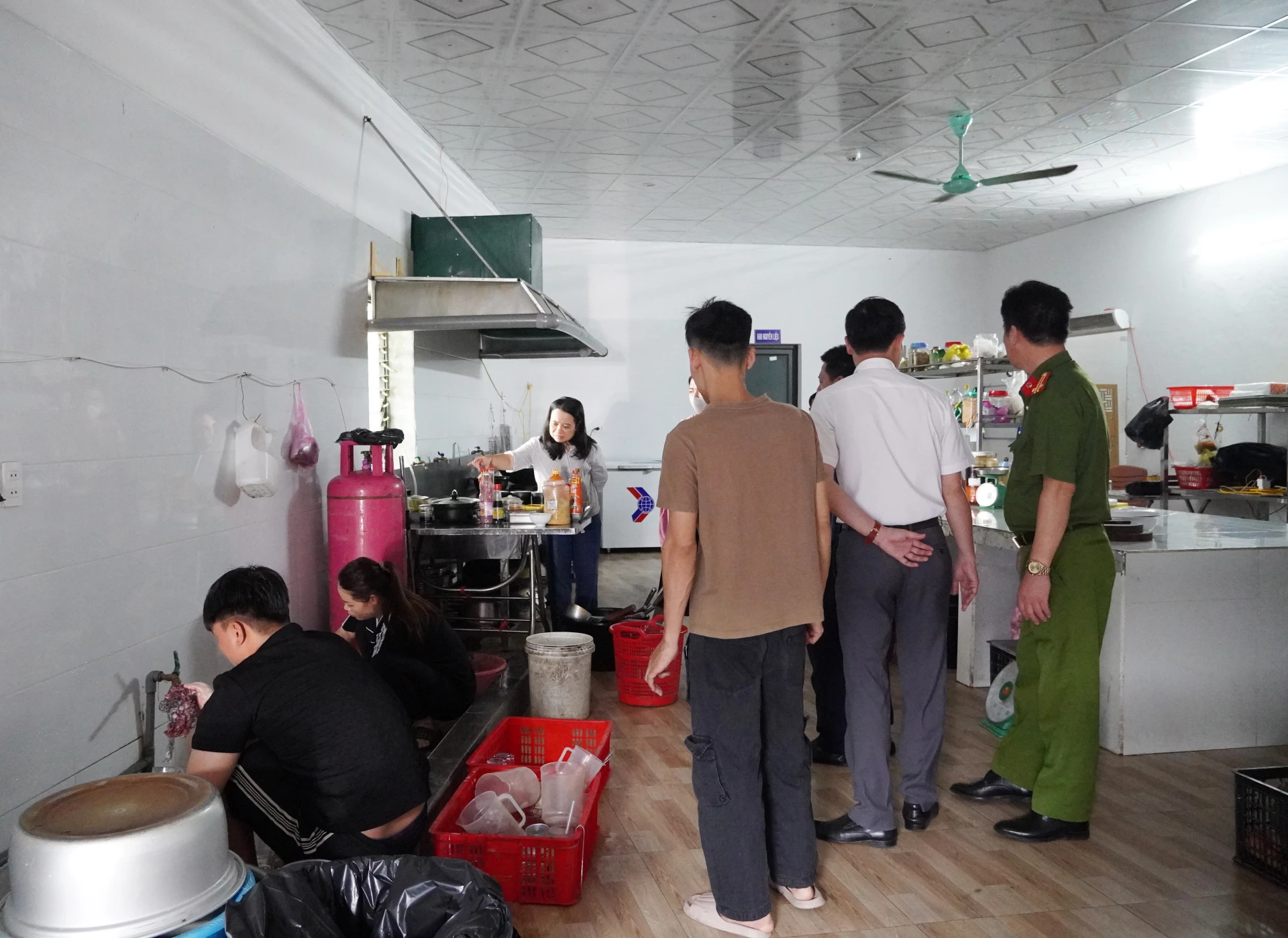 Đoàn kiểm tra liên ngành kiểm tra việc bảo đảm an toàn thực phẩm của một bếp ăn tập thể trên địa bàn tỉnh - Ảnh: H.L
