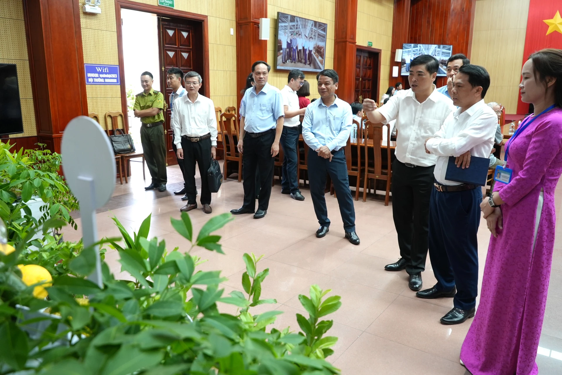 Các đại biểu tham quan khu trưng bày các sản phẩm nông nghiệp xanh, hữu cơ, tuần hoàn và liên kết chuỗi giá trị tiêu biểu - Ảnh: T.Đ
