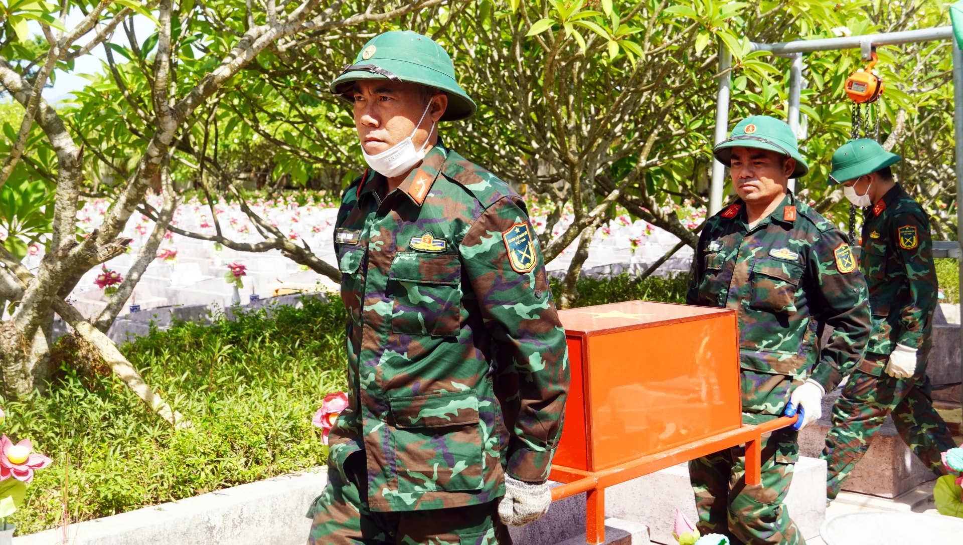 Cán bộ Đội Quy tập hài cốt liệt sĩ 589 di chuyển hài cốt liệt sĩ để lấy mẫu giám định ADN, phục vụ công tác xác định danh tính liệt sĩ - Ảnh: N.M