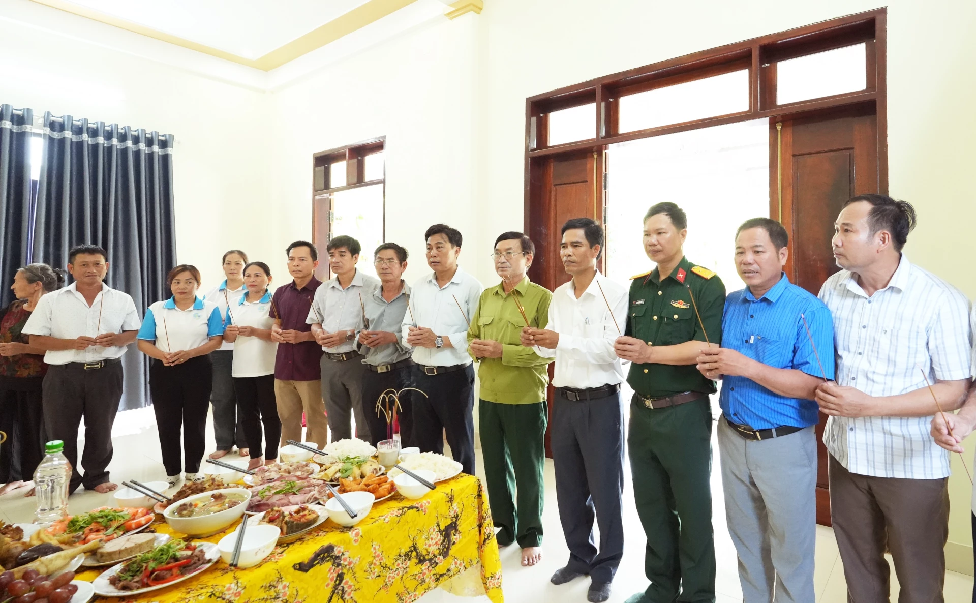 Lãnh đạo xã Lệ Ninh dâng hương tại gia đình liệt sĩ Nguyễn Trường Hậu, thôn 2, xã Lệ Ninh- Ảnh: P.V
