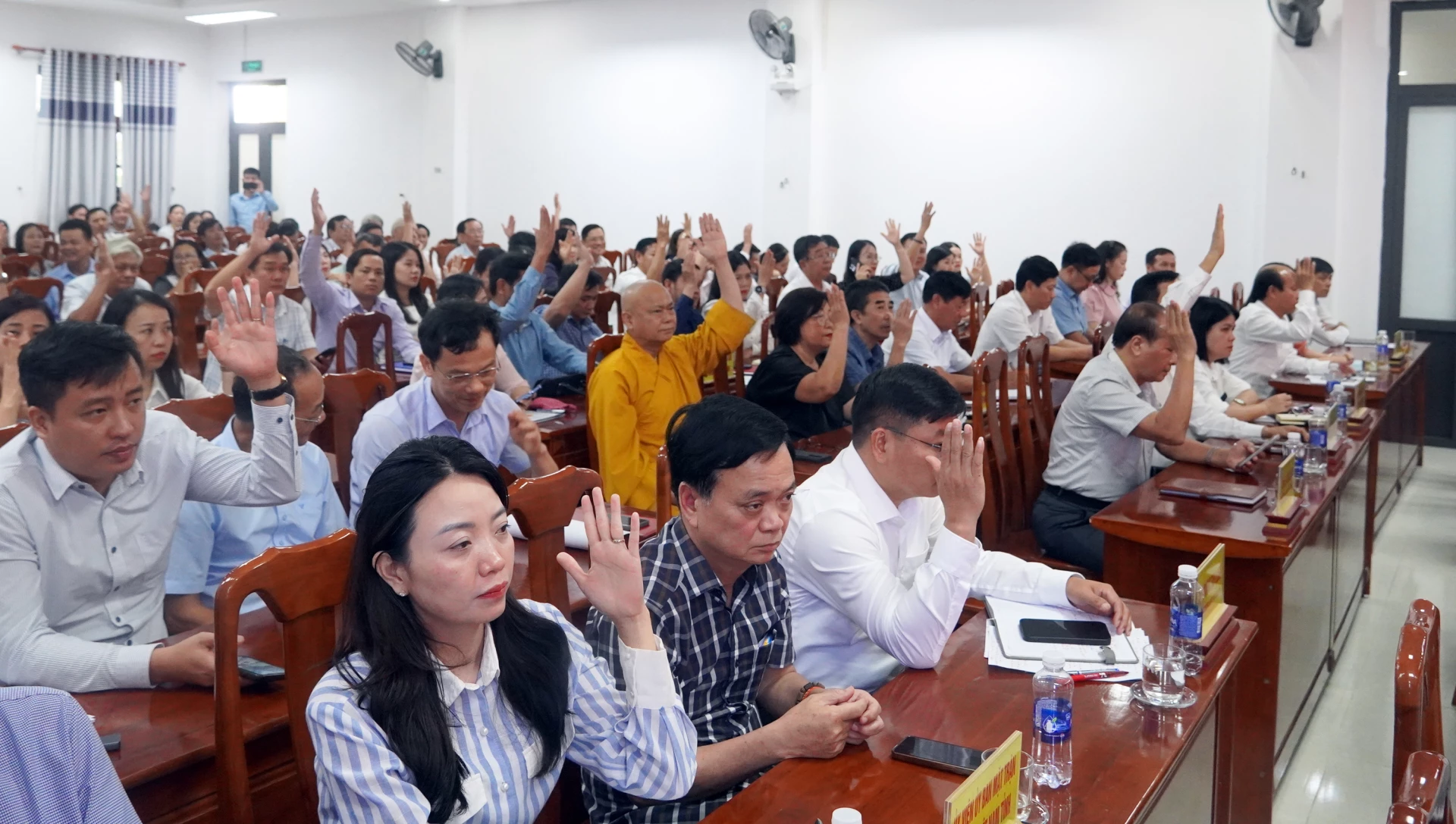 Đại biểu biểu quyết thông qua nghị quyết tại hội nghị - Ảnh: N.M