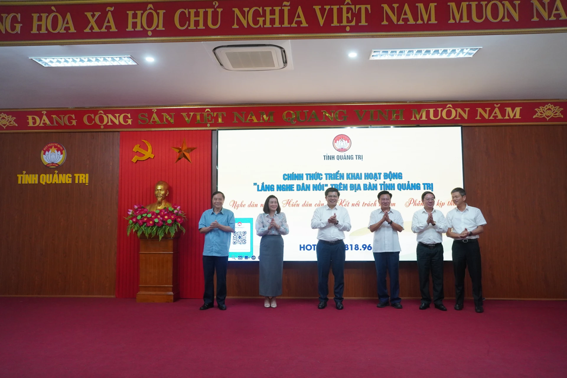 Đồng chí Trần Vũ Khiêm, Phó Bí thư Thường trực Tỉnh ủy, Trưởng đoàn ĐBQH tỉnh và các đại biểu khai trương mô hình “Lắng nghe dân nói” - Ảnh: N.M
