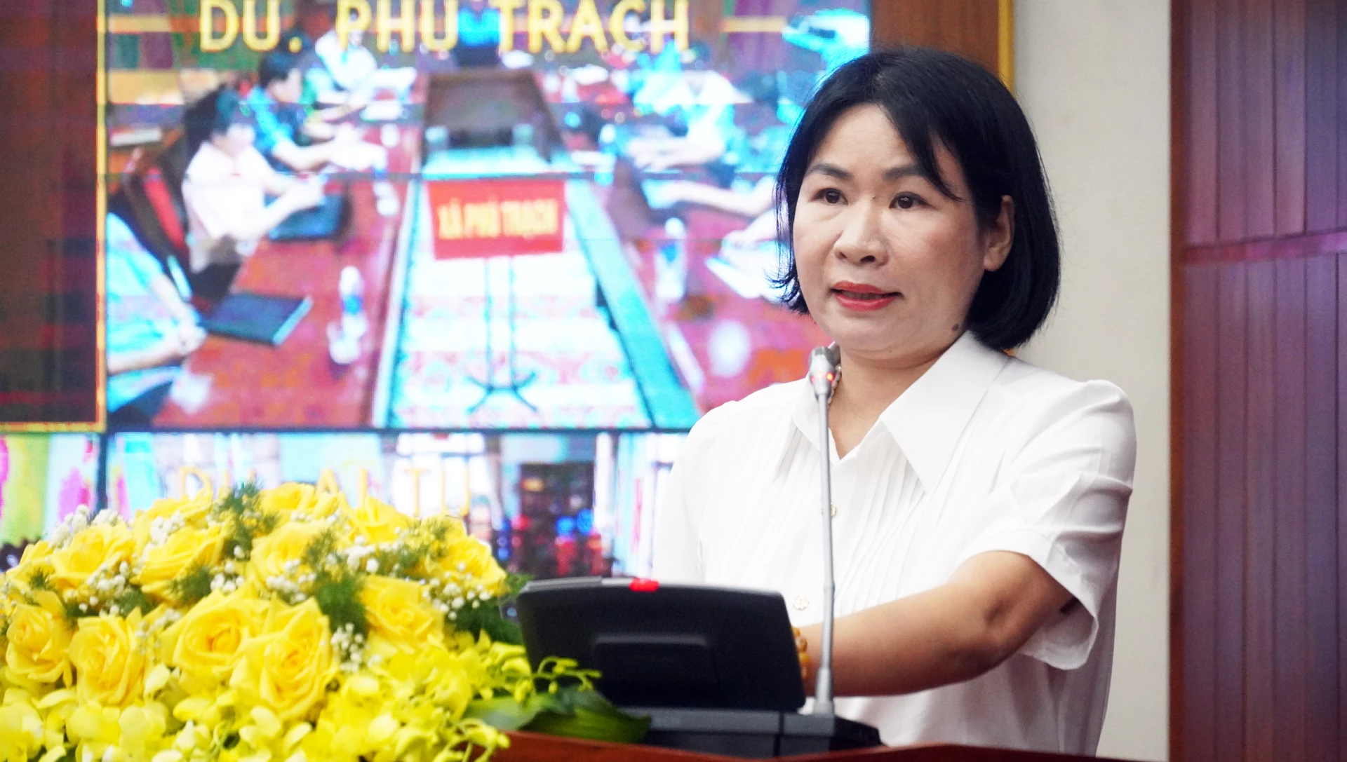 Đồng chí Phạm Thị Minh Huệ,Ủy viên Ban Thường vụ Tỉnh ủy, Chủ nhiệm UBKT Tỉnh ủy phát biểu tiếp thu các ý kiến tại hội nghị - Ảnh: N.M