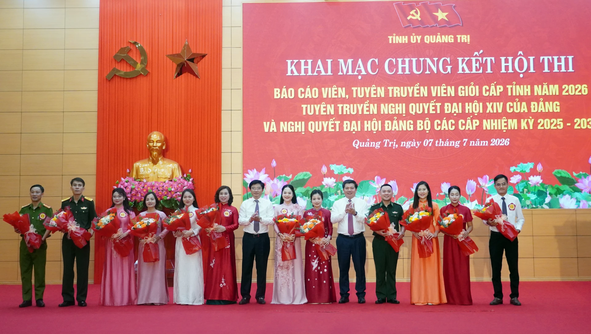 Đồng chí Trần Vũ Khiêm, Phó Bí thư Thường trực Tỉnh ủy, Trưởng đoàn ĐBQH tỉnh và đồng chí Trương An Ninh, Ủy viên Ban Thường vụ Tỉnh ủy, Trưởng Ban Tuyên giáo và Dân vận Tỉnh ủy, Trưởng Ban Tổ chức Hội thi cấp tỉnh tặng hoa cho các thí sinh - Ảnh: N.M