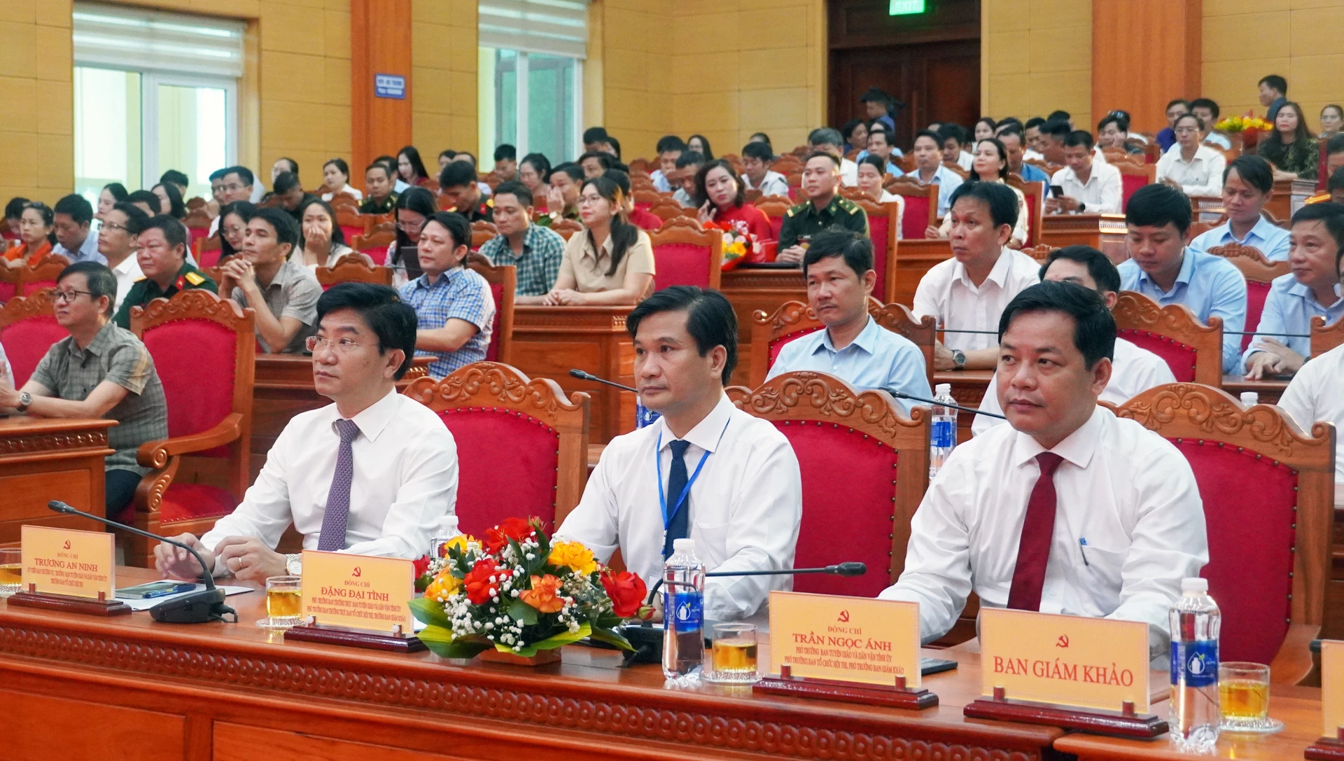 Đại biểu dự khai mạc - Ảnh: N.M