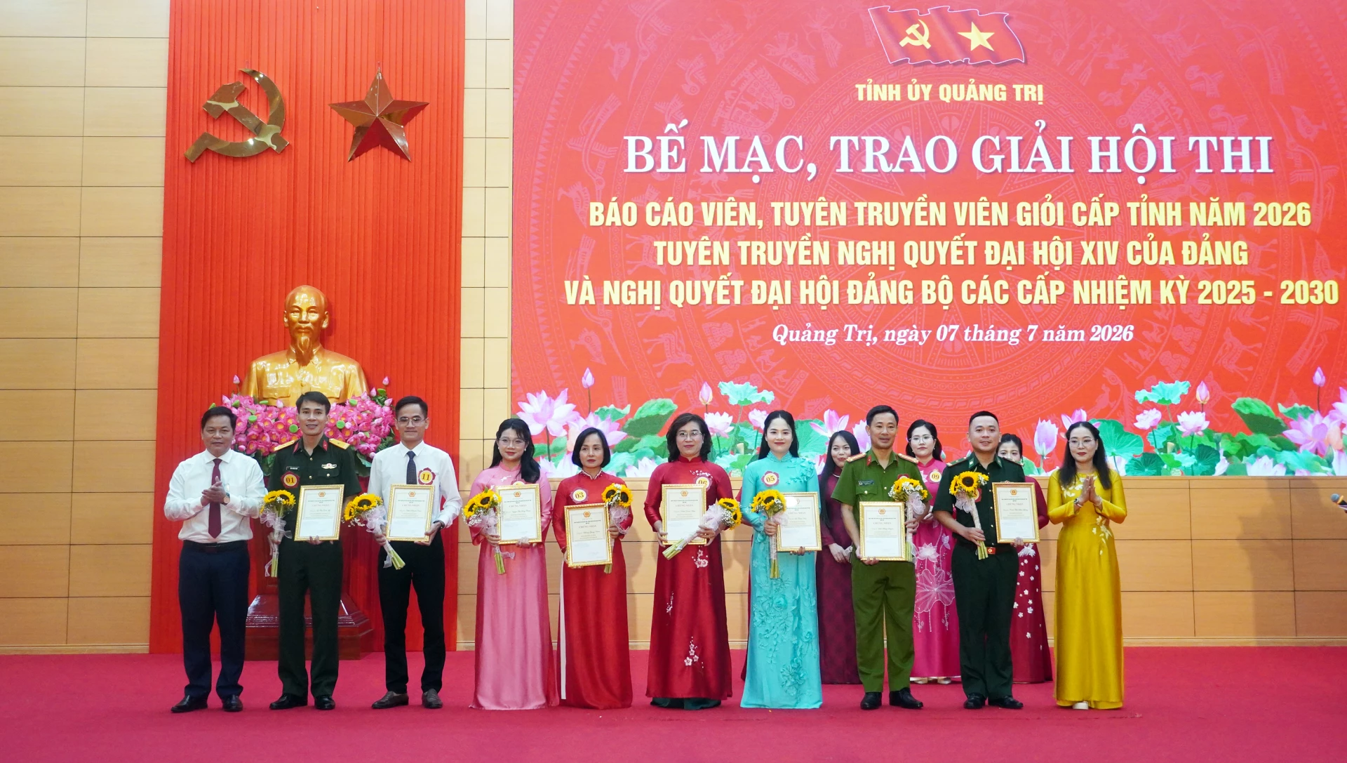 Các đồng chí lãnh đạo Ban Tuyên giáo và Dân vận Tỉnh ủy trao giải khuyến khích cho các thí  sinh - Ảnh: N.M