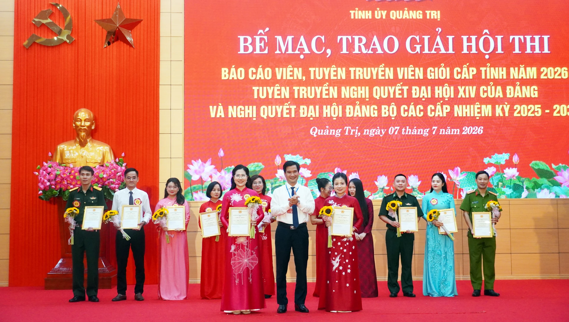 Đặng Đại Tình, Phó Trưởng Ban thường trực Ban Tuyên giáo và Dân vận Tỉnh ủy, Phó Trưởng Ban Tổ chức Hội thi trao giải ba cho các thí sinh - Ảnh: N.M