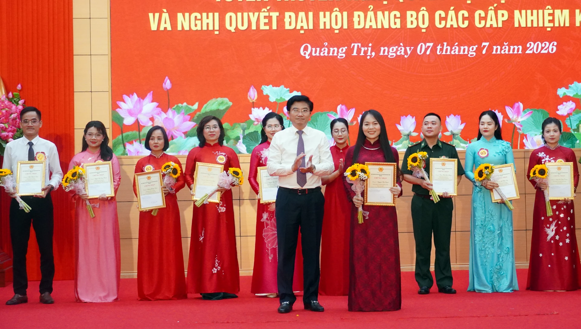 Đồng chí Trương An Ninh, Ủy viên Ban Thường vụ Tỉnh ủy, Trưởng Ban Tuyên giáo và Dân vận Tỉnh ủy, Trưởng Ban Tổ chức Hội thi trao giải nhì cho thí sinh Nguyễn Thị Chính, Đảng bộ Các cơ quan Đảng tỉnh - Ảnh: N.M