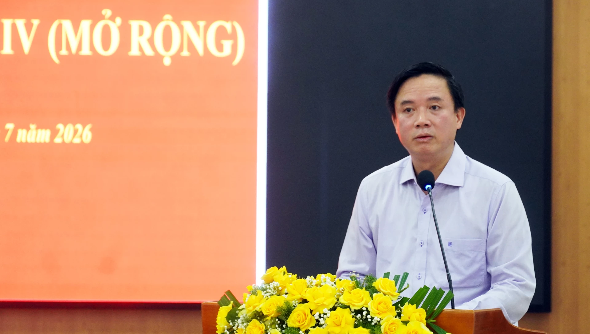 Đồng chí Phạm Tiến Nam, Tỉnh ủy viên, Phó Bí thư Đảng ủy CCQ Đảng tỉnh trình bày báo cáo kết quả thực hiện nhiệm vụ 6 tháng đầu năm - Ảnh: N.M