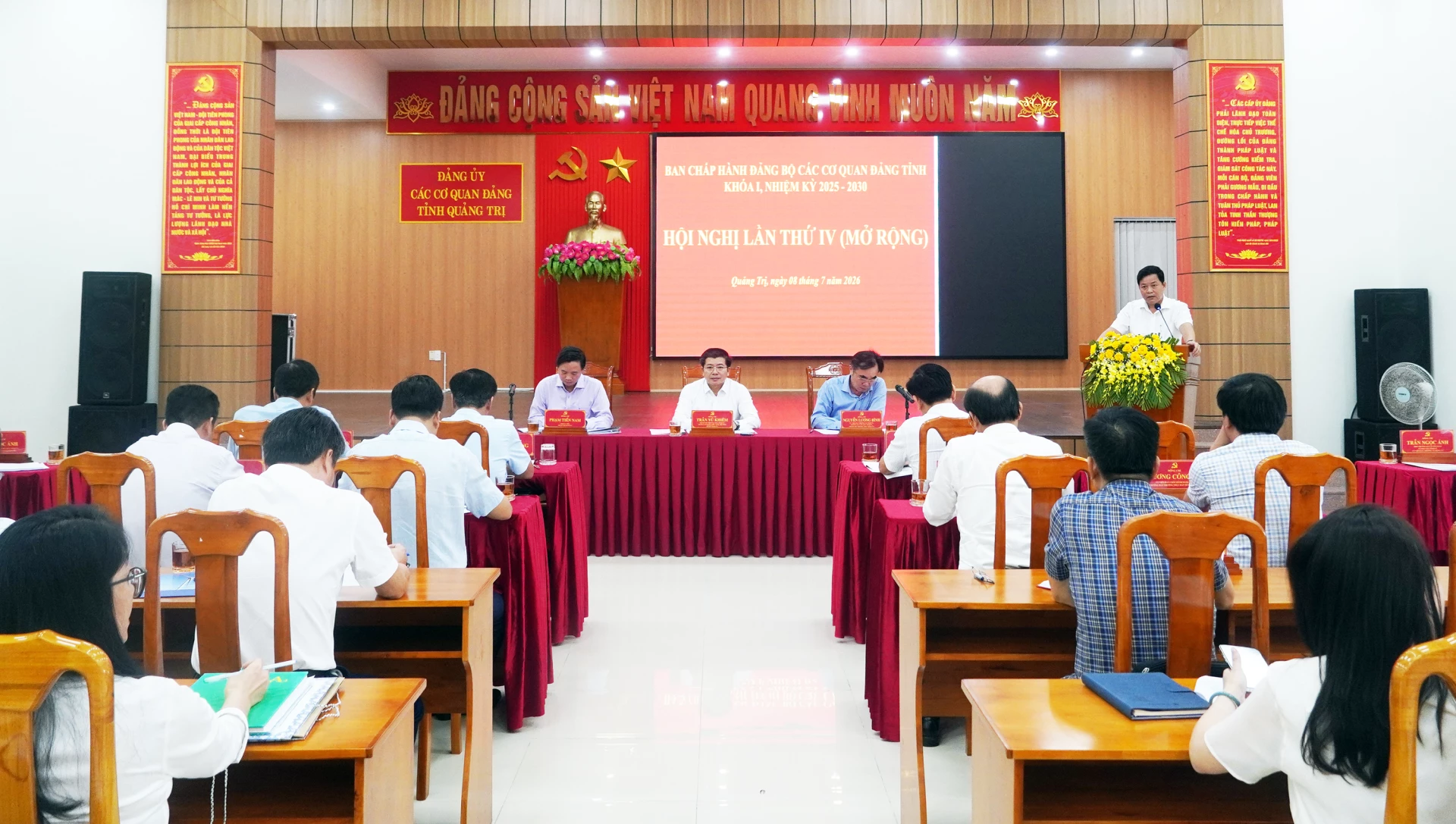 Lãnh đạo Ban Tuyên giáo và Dân vận Tỉnh ủy quán triệt nội dung nghị quyết số 06-NQ/TW của Bộ Chính trị - Ảnh: N.M