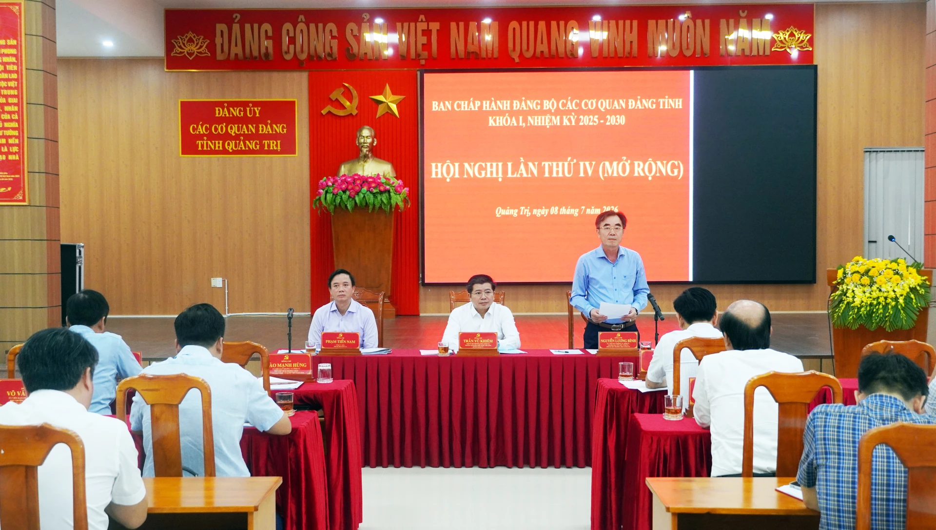 Đồng chí Nguyễn Lương Bình, Ủy viên Ban Thường vụ Tỉnh ủy, Trưởng Ban Tổ chức Tỉnh ủy, Phó Bí thư Thường trực CCQ Đảng tỉnh điều hành thảo luận - Ảnh: N.M