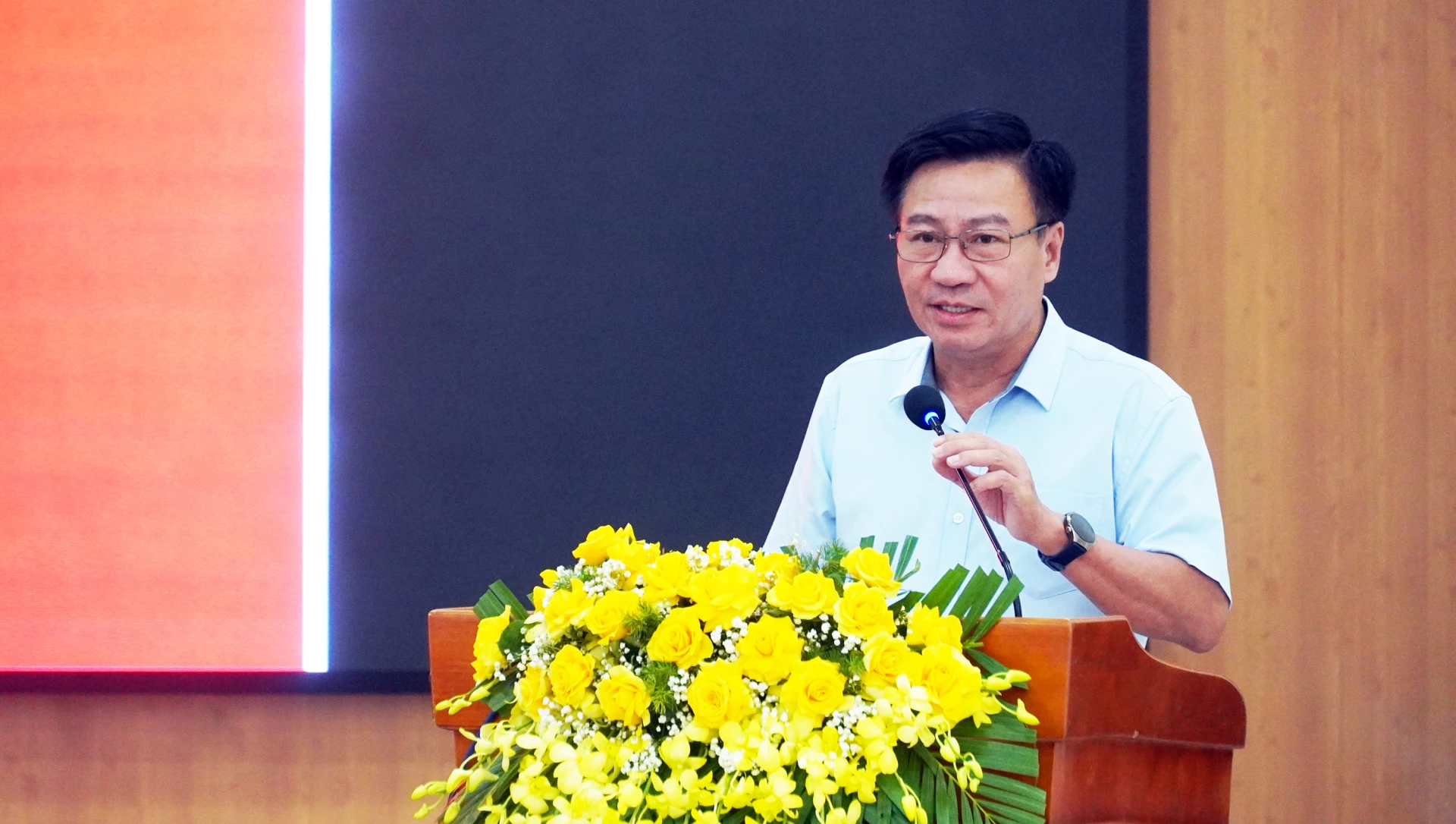 Đồng chí Đào Mạnh Hùng, Ủy viên Ban Thường vụ Tỉnh ủy, Phó Chủ tịch Thường trực Ủy ban MTTQ Việt Nam tỉnh, Ủy viên Ban Thường vụ Đảng ủy CCQ Đảng tỉnh thảo luận tại hội nghị - Ảnh: N.M