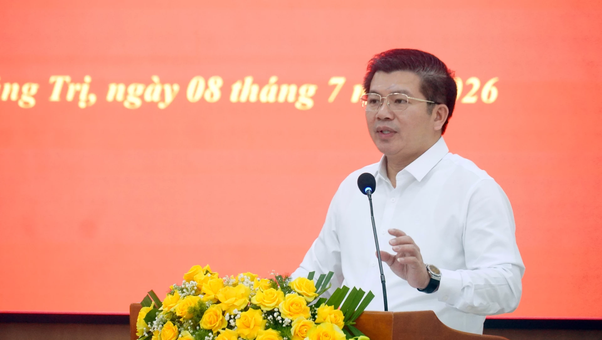 Đồng chí Trần Vũ Khiêm, Phó Bí thư Thường trực Tỉnh ủy, Trưởng đoàn ĐBQH tỉnh, Bí thư Đảng ủy CCQ Đảng tỉnh phát biểu tại hội nghị - Ảnh: N.M