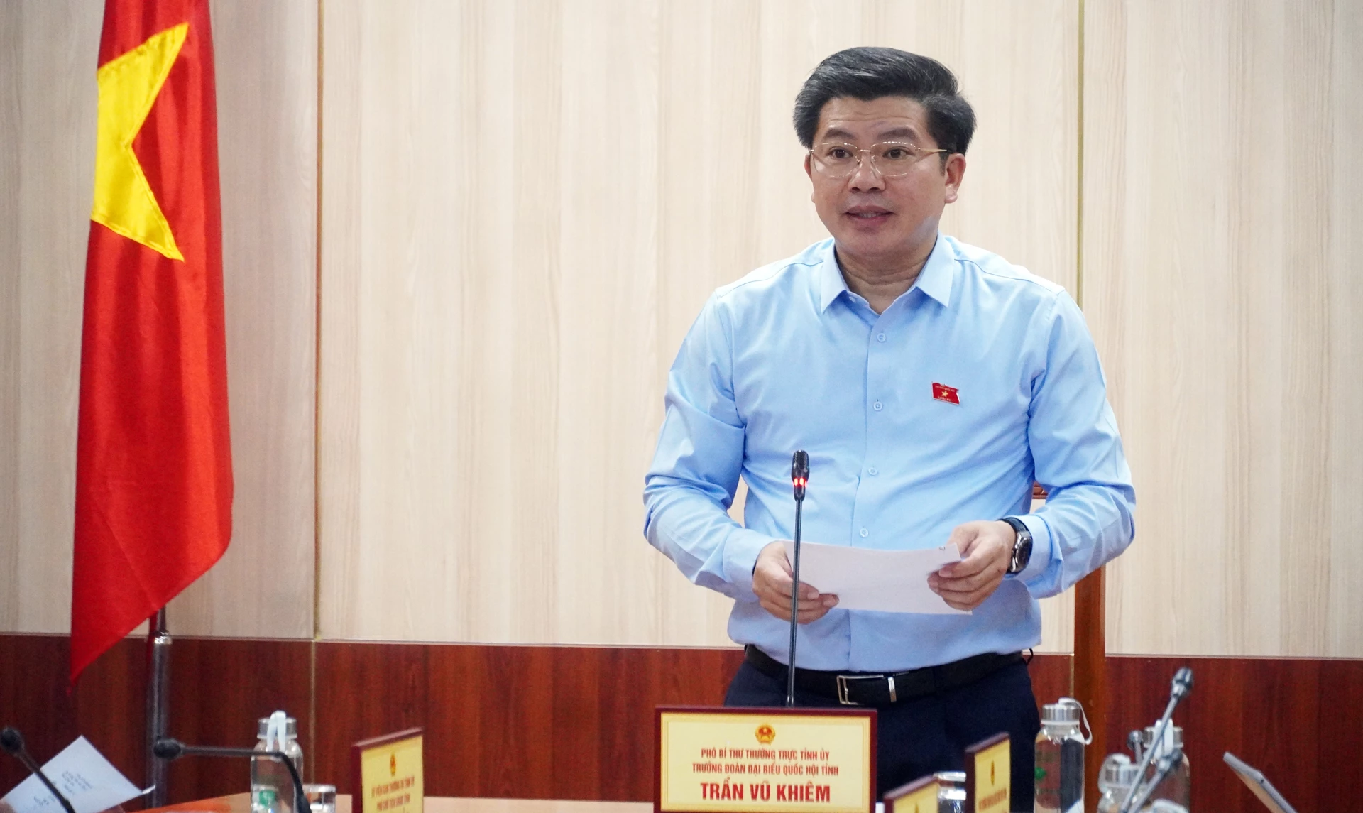 Đồng chí Trần Vũ Khiêm, Phó Bí thư Thường trực Tỉnh ủy, Trưởng Đoàn ĐBQH tỉnh, Trưởng đoàn Giám sát phát biểu tại buổi làm việc - Ảnh: N.M