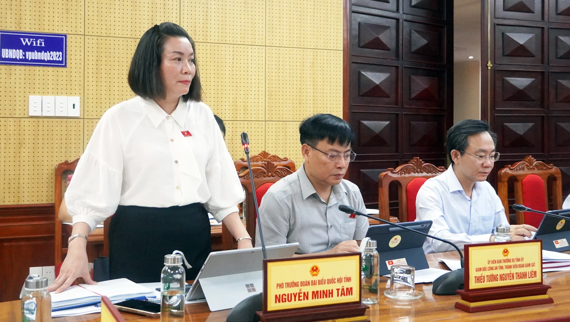 Đồng chí Nguyễn Minh Tâm, Tỉnh ủy viên, Phó Trưởng đoàn chuyên trách Đoàn ĐBQH tỉnh, Phó Trưởng đoàn giám sát trình bày báo cáo kết quả giám sát - Ảnh: N.M