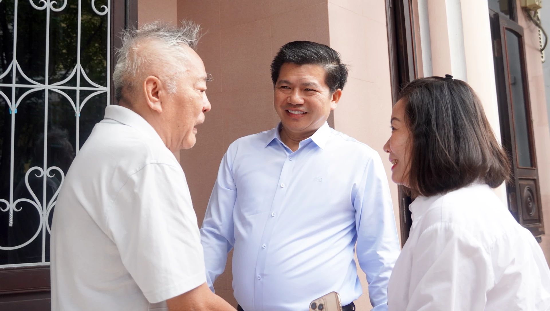 Đồng chí Trần Vũ Khiêm, Phó Bí thư Thường trực Tỉnh ủy, Trưởng đoàn ĐBQH tỉnh và đồng chíNguyễn Minh Tâm, Tỉnh ủy viên, Phó Trưởng đoàn chuyên trách Đoàn ĐBQH tỉnh trò chuyện với ông Nguyễn Văn Nhượng, thương binh, nguyên Phó Trưởng đoàn ĐBQH tỉnh Quảng Bình cũ - Ảnh: N.M