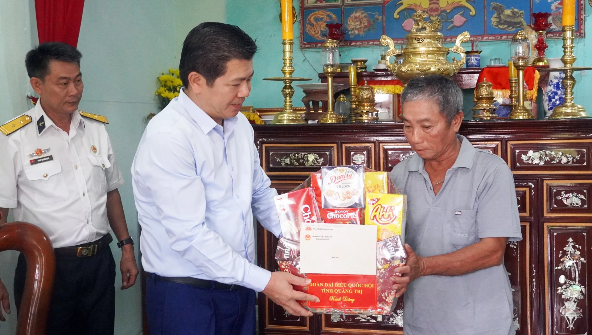 Đồng chí Trần Vũ Khiêm, Phó Bí thư Thường trực Tỉnh ủy, Trưởng đoàn ĐBQH tỉnh thăm, tặng quà gia đình liệt sĩ Phạm Văn Thái - Ảnh: N.M