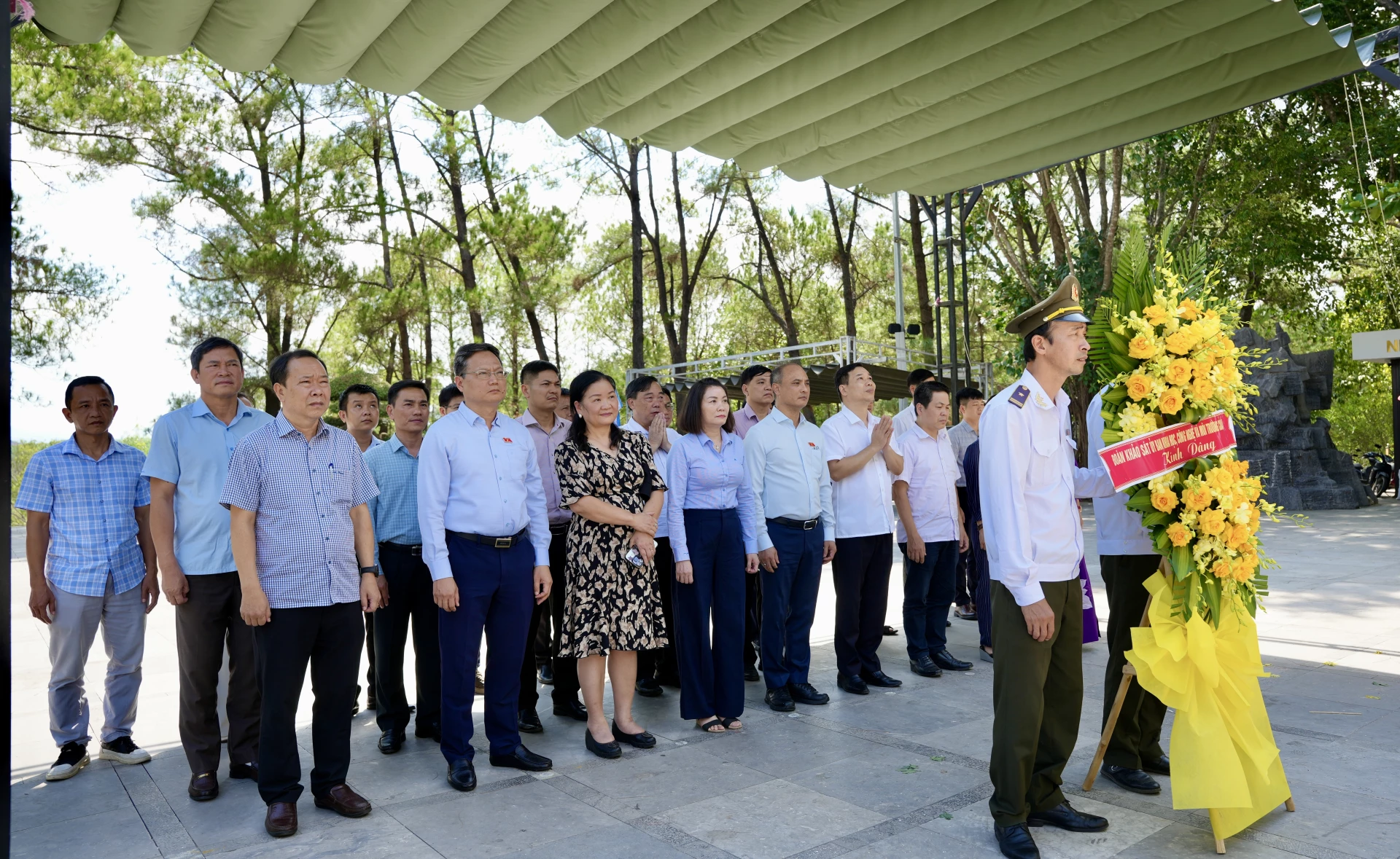 Đoàn công tác Ủy ban Khoa học, Công nghệ và Môi trường của Quốc hội tri ân các anh hùng liệt sỹ tại Nghĩa trang liệt sĩ quốc gia Trường Sơn - Ảnh: H.N