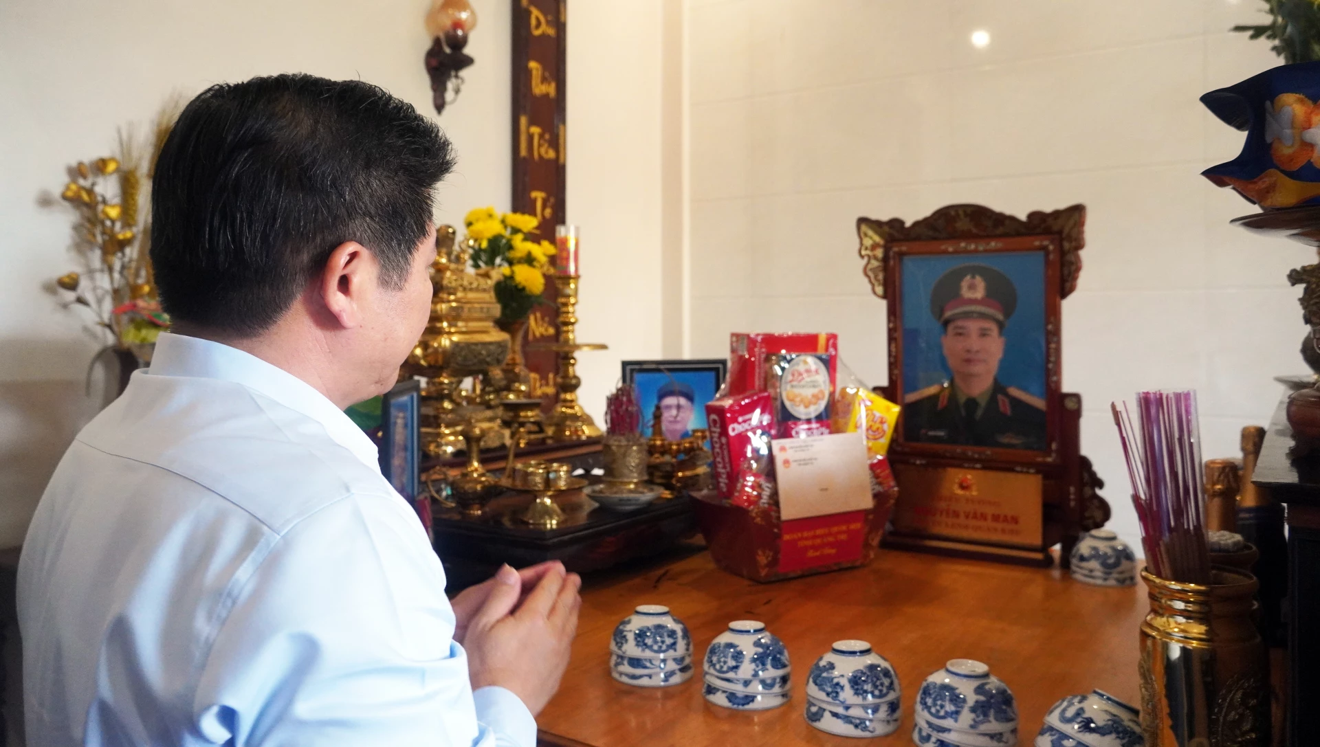 Đồng chí Trần Vũ Khiêm, Phó Bí thư Thường trực Tỉnh ủy, Trưởng đoàn ĐBQH tỉnh thắp hương tri ân Thiếu tướng, liệt sĩ Nguyễn Văn Man - Ảnh: N.M
