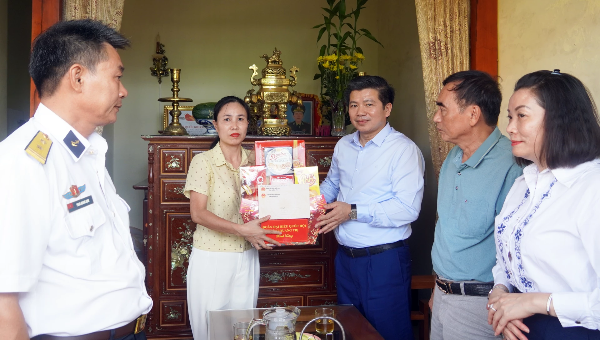 Đồng chí Trần Vũ Khiêm, Phó Bí thư Thường trực Tỉnh ủy, Trưởng đoàn ĐBQH tỉnh thăm, tặng quà gia đình liệt sĩ Trần Minh Lợi - Ảnh: N.M
