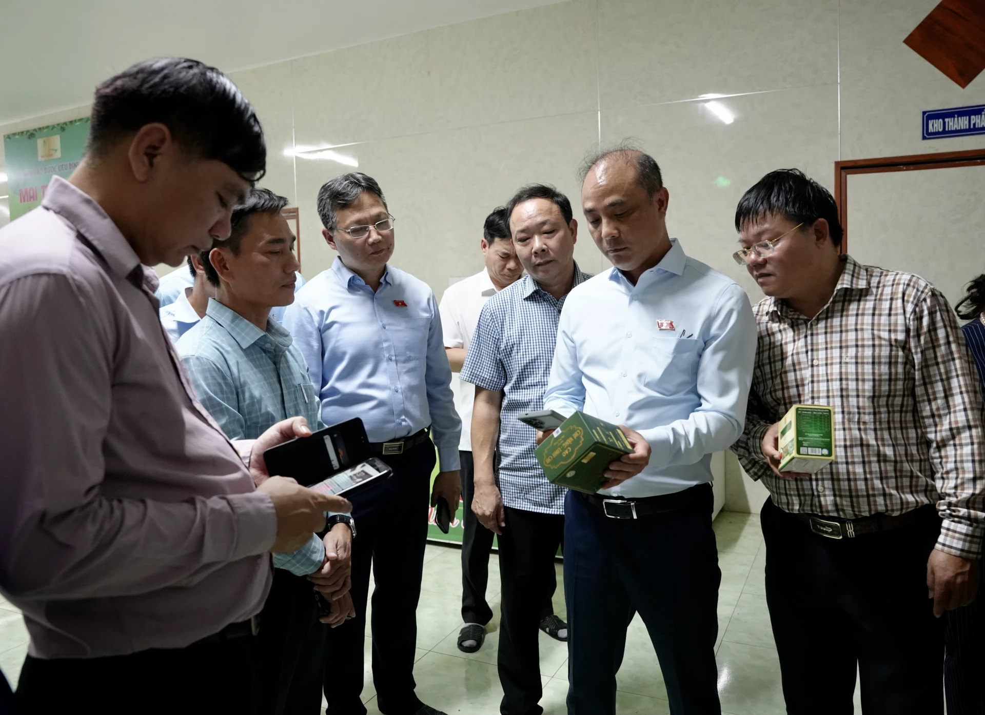 Kiểm tra sản phẩm của Công ty TNHH Cao Dược liệu Định Sơn Mai Thị Thủy - Ảnh: H.N