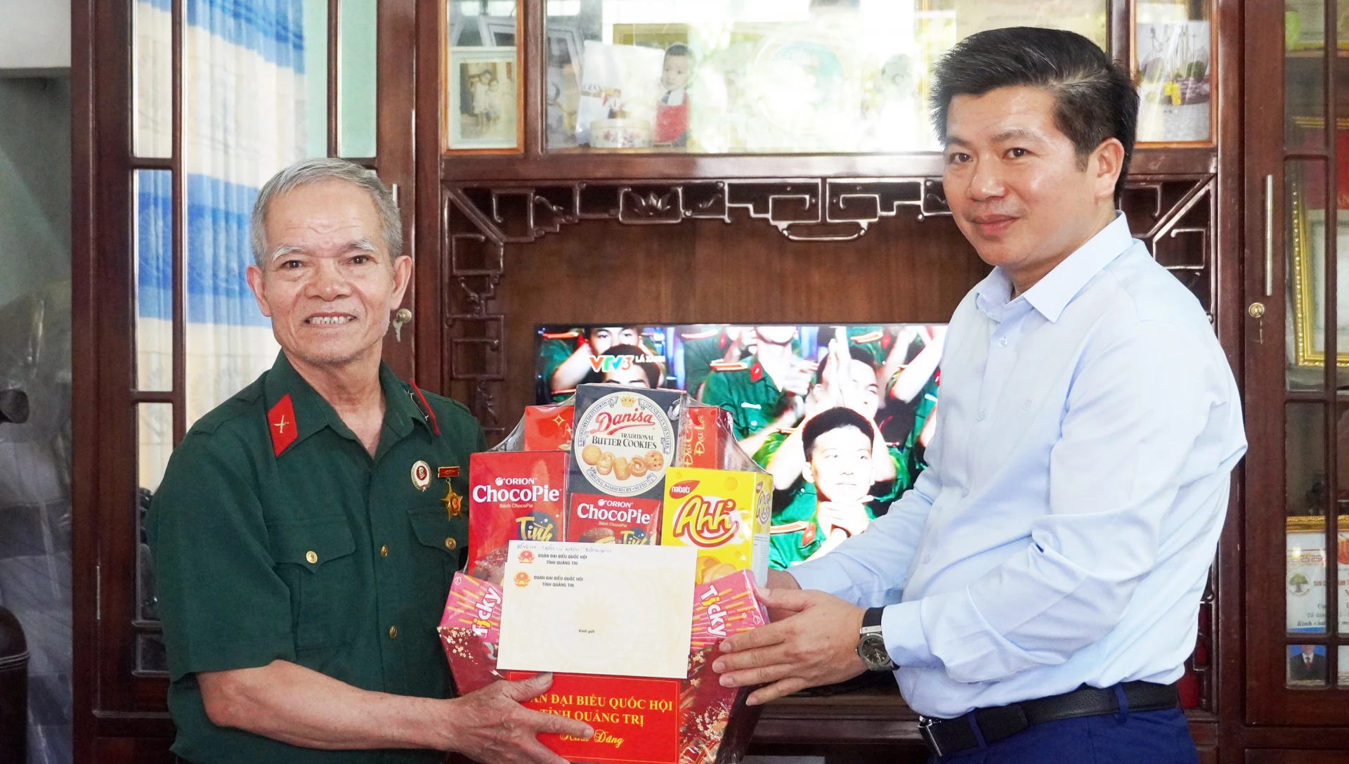 Đồng chí Trần Vũ Khiêm, Phó Bí thư Thường trực Tỉnh ủy, Trưởng đoàn ĐBQH tỉnh và các thành viên đoàn thăm, tặng quà thương binh Đinh Gia Bình - Ảnh: N.M