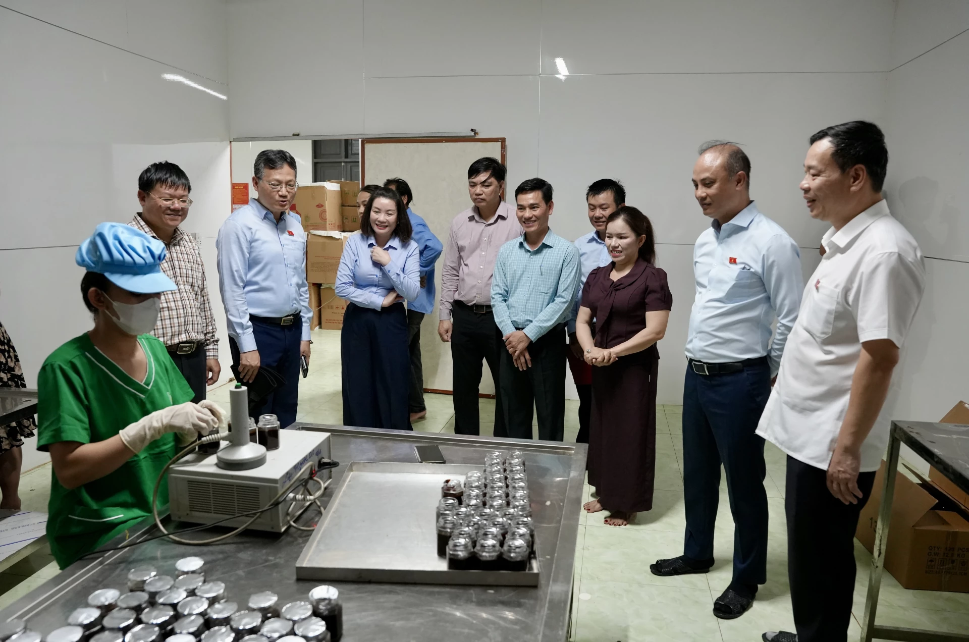 Khảo sát quy trình sản xuất sản phẩm tại Công ty TNHH Cao Dược liệu Định Sơn Mai Thị Thủy - Ảnh: H.N
