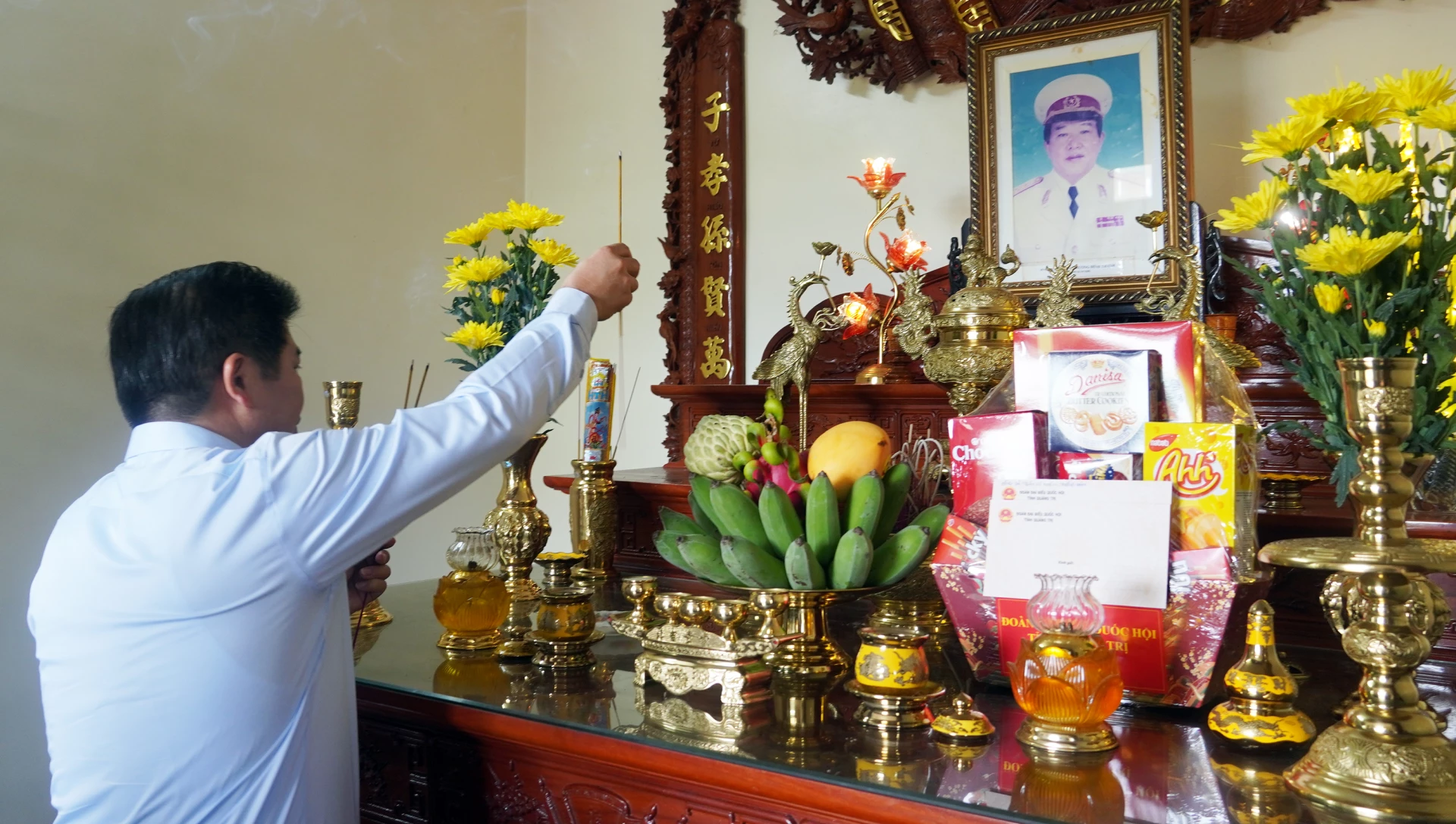 Đồng chí Trần Vũ Khiêm, Phó Bí thư Thường trực Tỉnh ủy, Trưởng đoàn ĐBQH tỉnh thắp hương tri ân Trung tướng, liệt sĩ Trương Đình Thanh - Ảnh: N.M