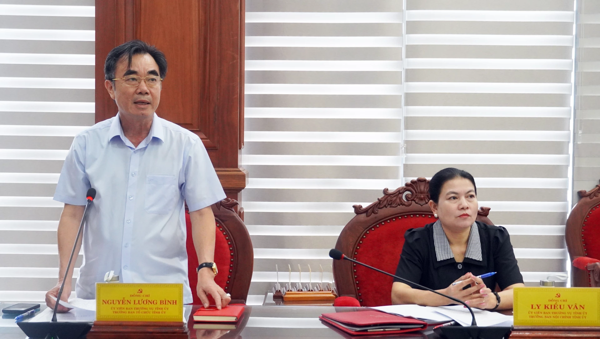 Đồng chí Nguyễn Lương Bình, Ủy viên Ban Thường vụ Tỉnh ủy, Trưởng ban Tổ chức Tỉnh ủy trao đổi, làm rõ những đề xuất, kiến nghị tại hội nghị - Ảnh: N.M
