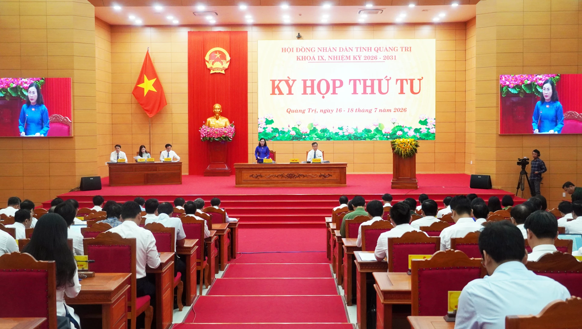 Các đồng chí Thường trực HĐND tỉnh điều hành kỳ họp - Ảnh: Ngọc Mai