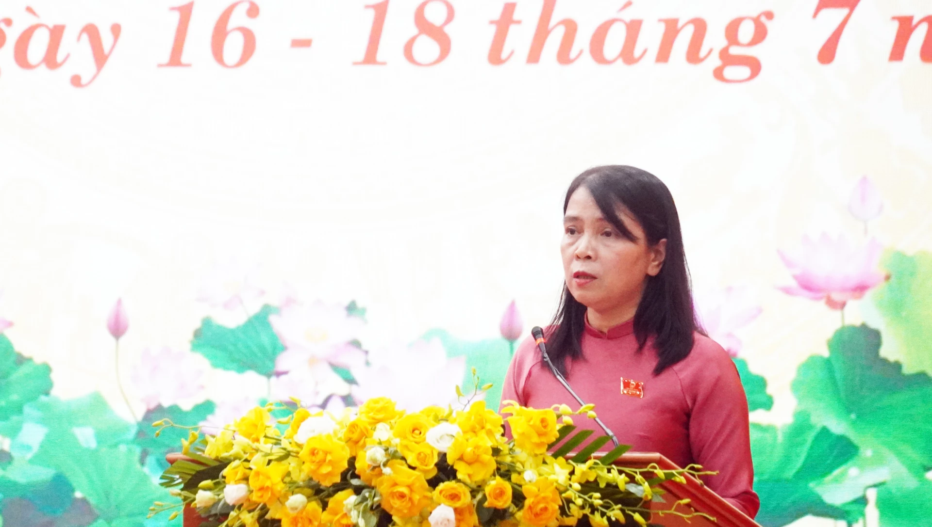 Lãnh đạo Sở Nội vụ trả lời chất vấn của đại biểu - Ảnh: N.M