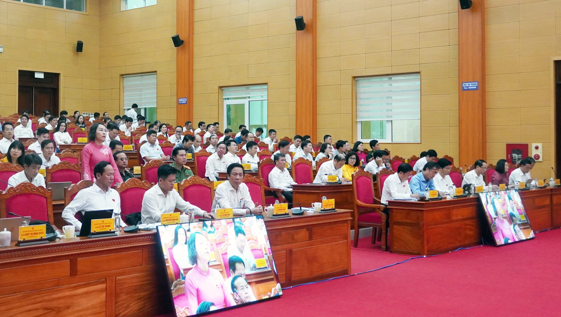 Đại biểu chất vấn các sở, ngành - Ảnh: N.M