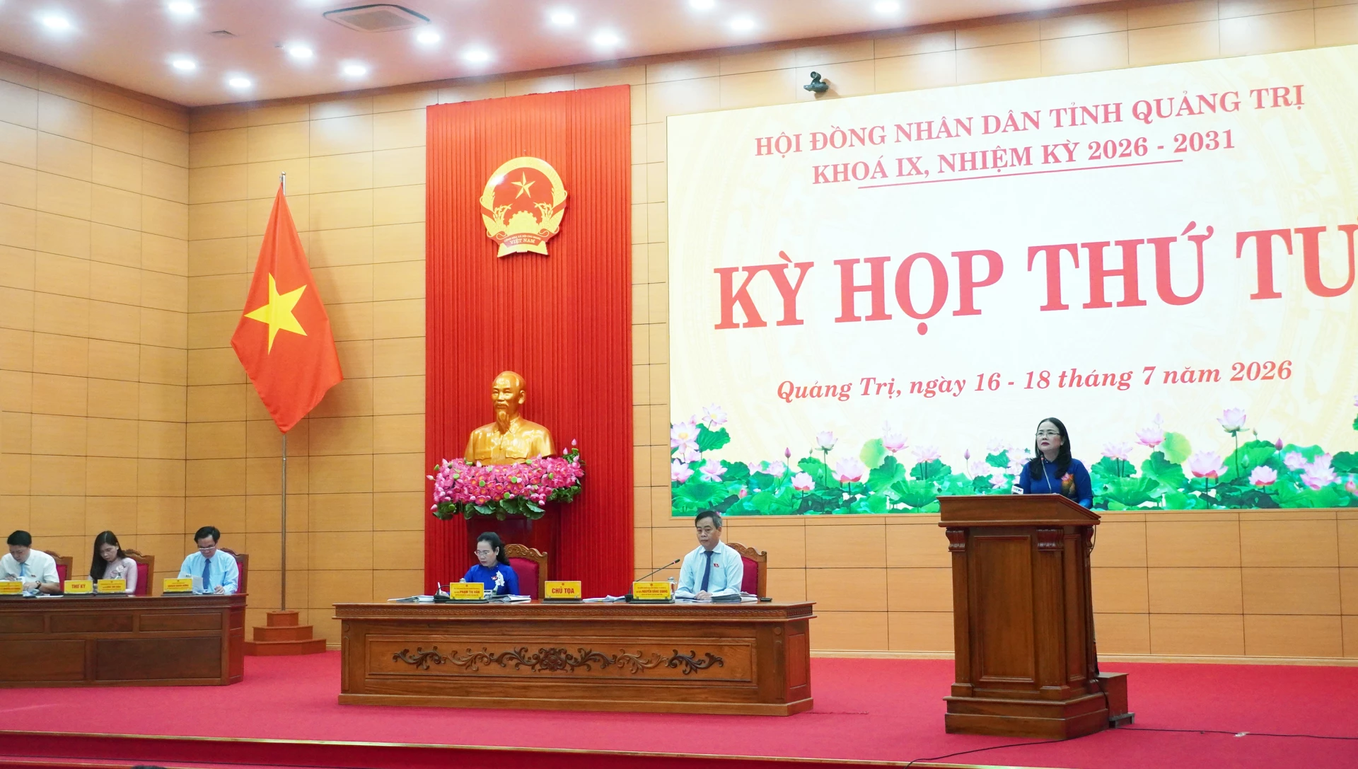 Đồng chí Lê Thị Hương, Tỉnh ủy viên, Giám đốc Sở Giáo dục và Đào tạo trả lời chất vấn của đại biểu tại kỳ họp - Ảnh: N.M