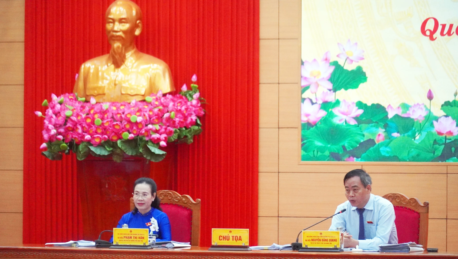 Các đồng chí trong Thường trực HĐND tỉnh điều hành kỳ họp - Ảnh: X.P