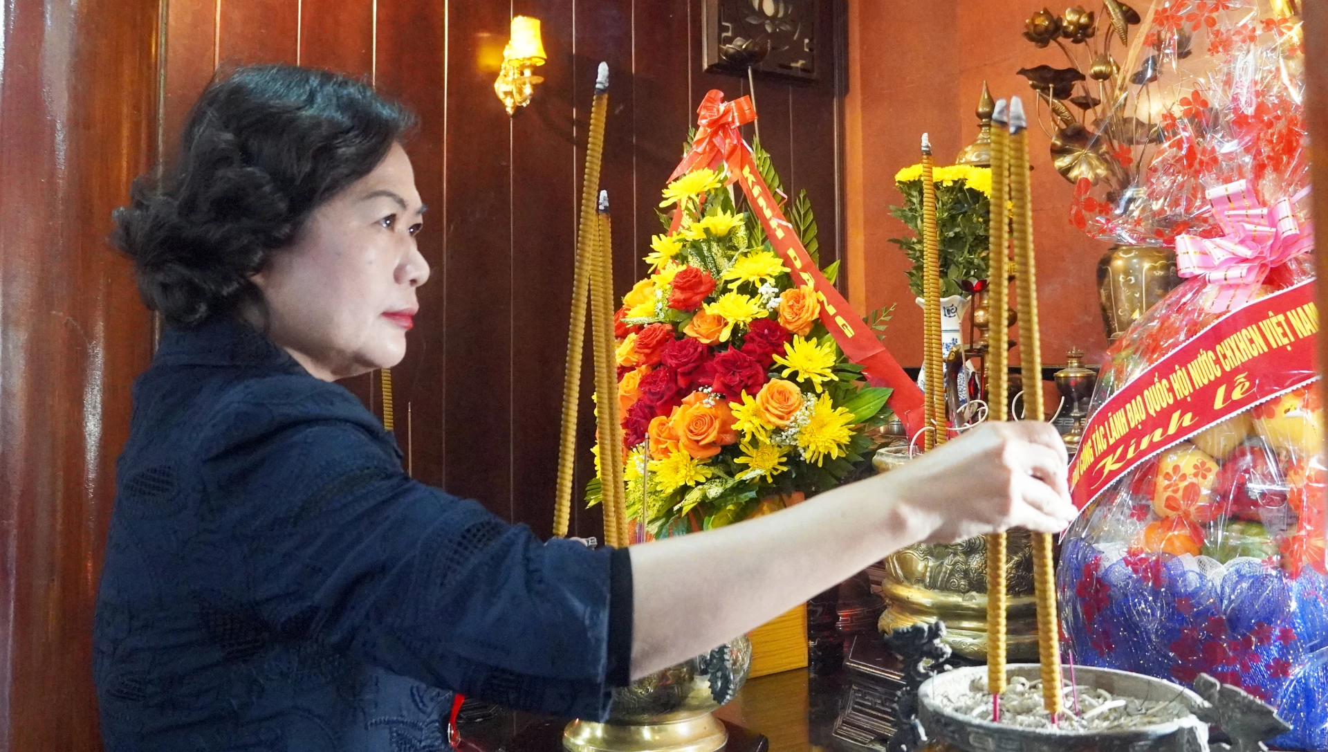 Đồng chí Nguyễn Thị Hồng, Ủy viên Trung ương Đảng, Phó Chủ tịch Quốc hội dâng hương tri ân tại Đền thờ Bác Hồ thuộc Nghĩa trang liệt sĩ Quốc gia Trường Sơn - Ảnh: N.M