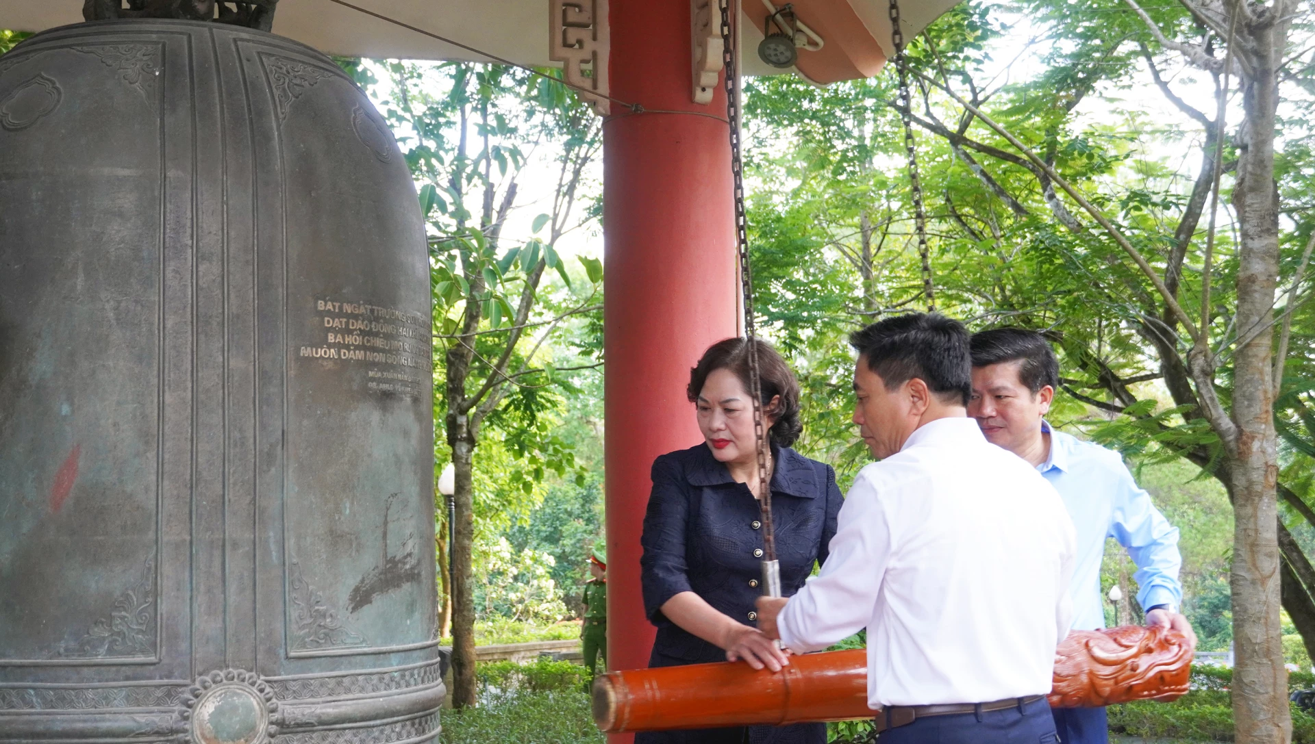 Các đồng chí lãnh đạo Quốc hội và lãnh đạo tỉnh thỉnh chuông viếng các Anh hùng liệt sĩ tại Nghĩa trang liệt sĩ Quốc gia Trường Sơn - Ảnh: N.M