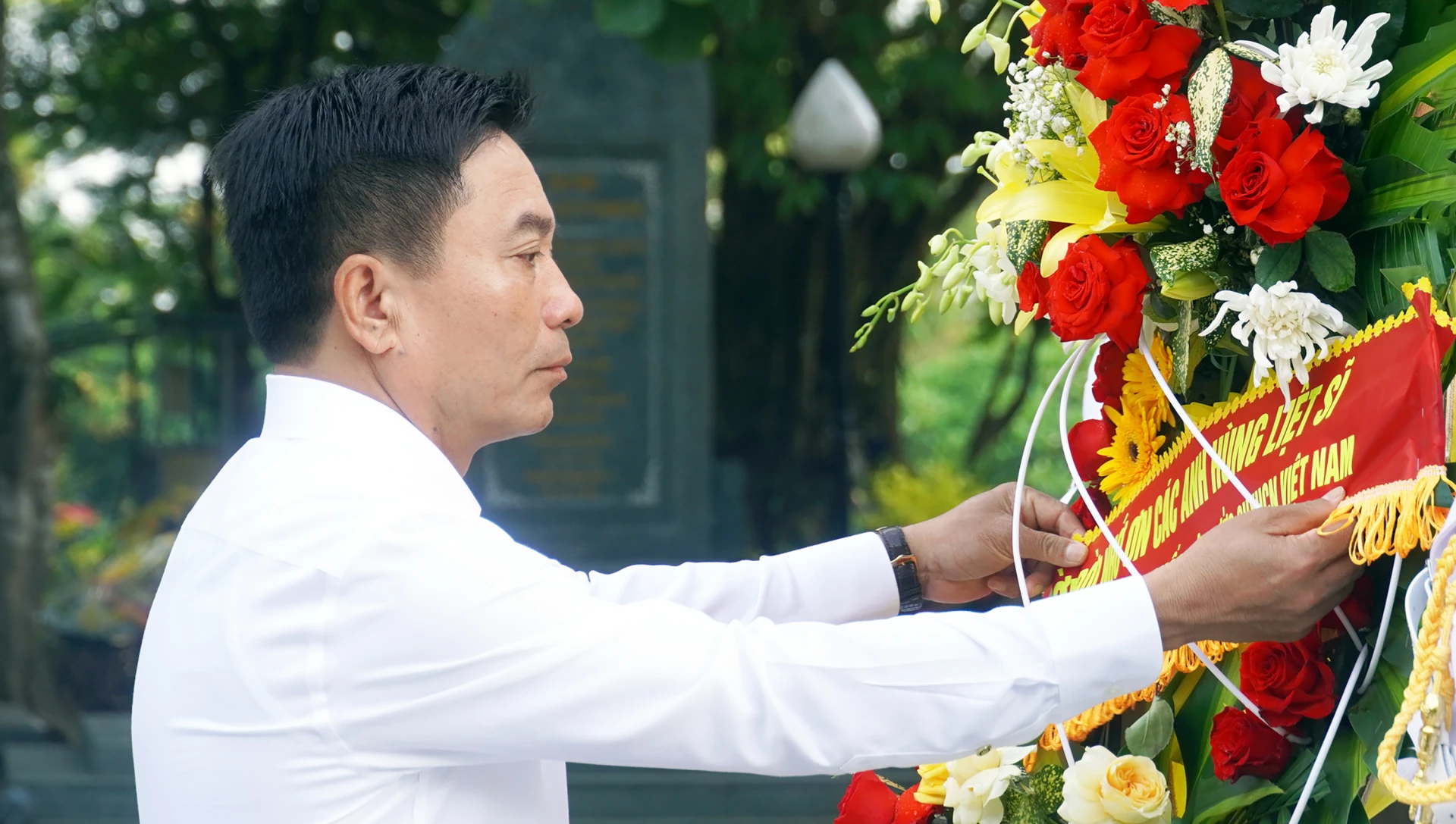 Đồng chí Thượng tướng Nguyễn Doãn Anh, Ủy viên Trung ương Đảng, Phó Chủ tịch Quốc hội dâng hoa tri ân các Anh hùng liệt sĩ tại Nghĩa trang liệt sĩ Quốc gia Trường Sơn - Ảnh: N.M