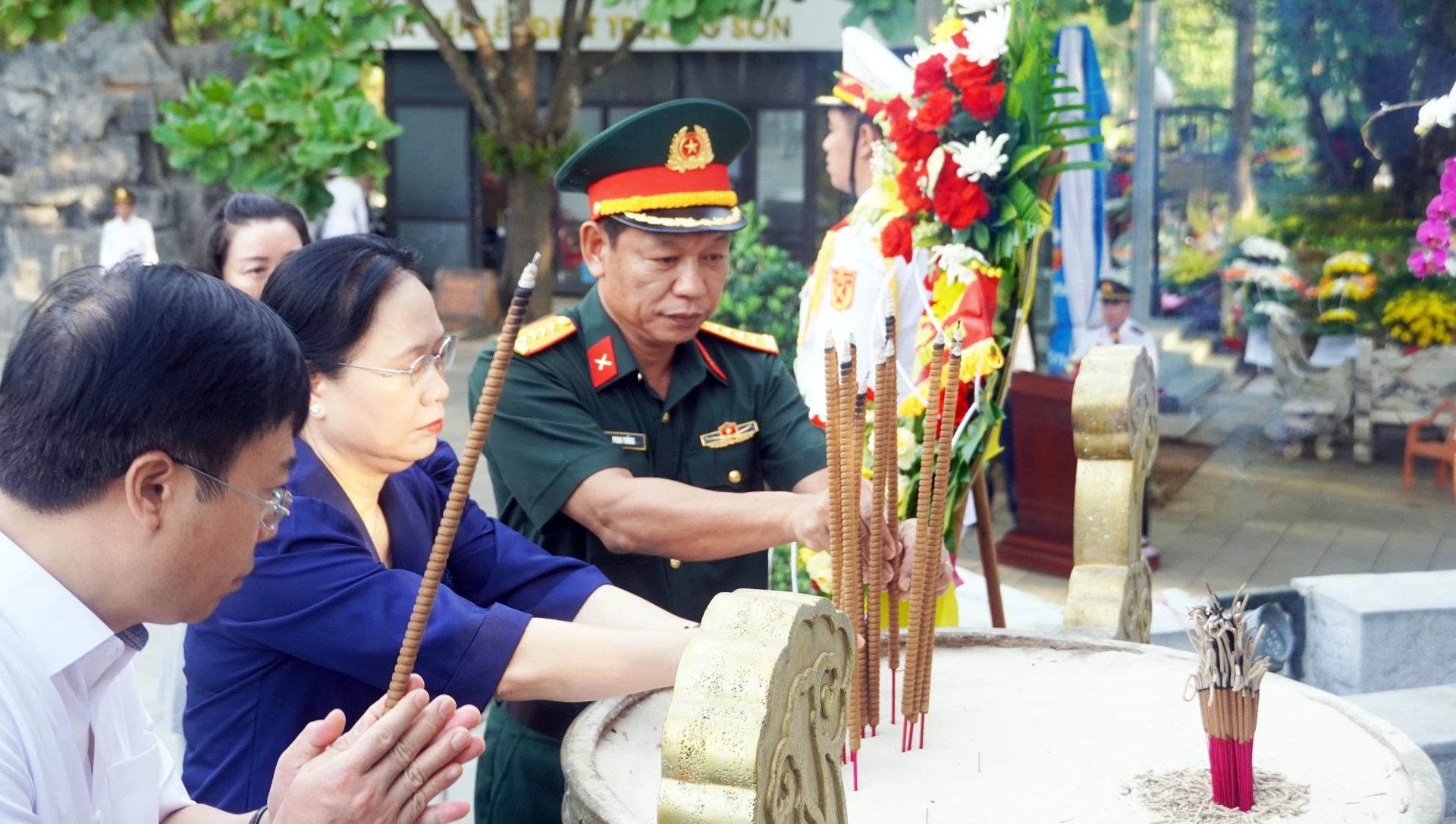 Các đại biểu dâng tri ân các Anh hùng liệt sĩ tại Nghĩa trang liệt sĩ Quốc gia Trường Sơn - Ảnh: N.M