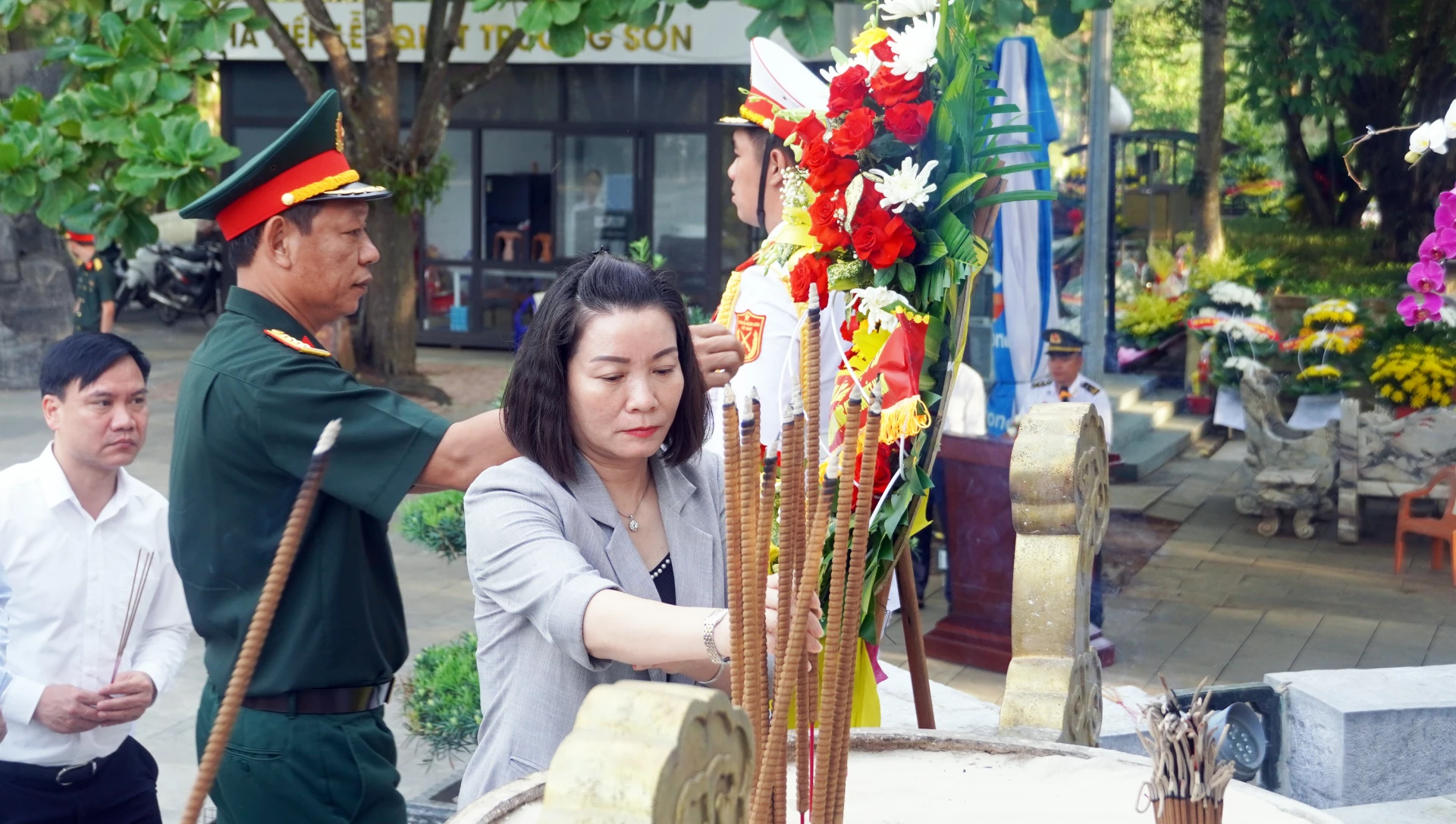 Các đại biểu dâng tri ân các Anh hùng liệt sĩ tại Nghĩa trang liệt sĩ Quốc gia Trường Sơn - Ảnh: N.M